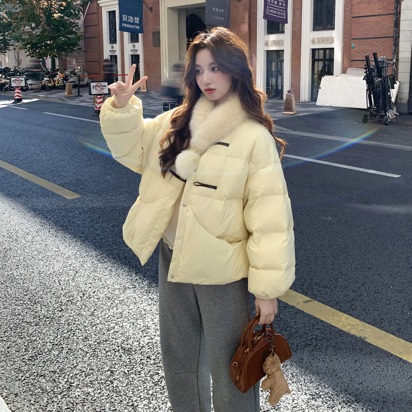 黄色温柔风氛围感真毛领羽绒服