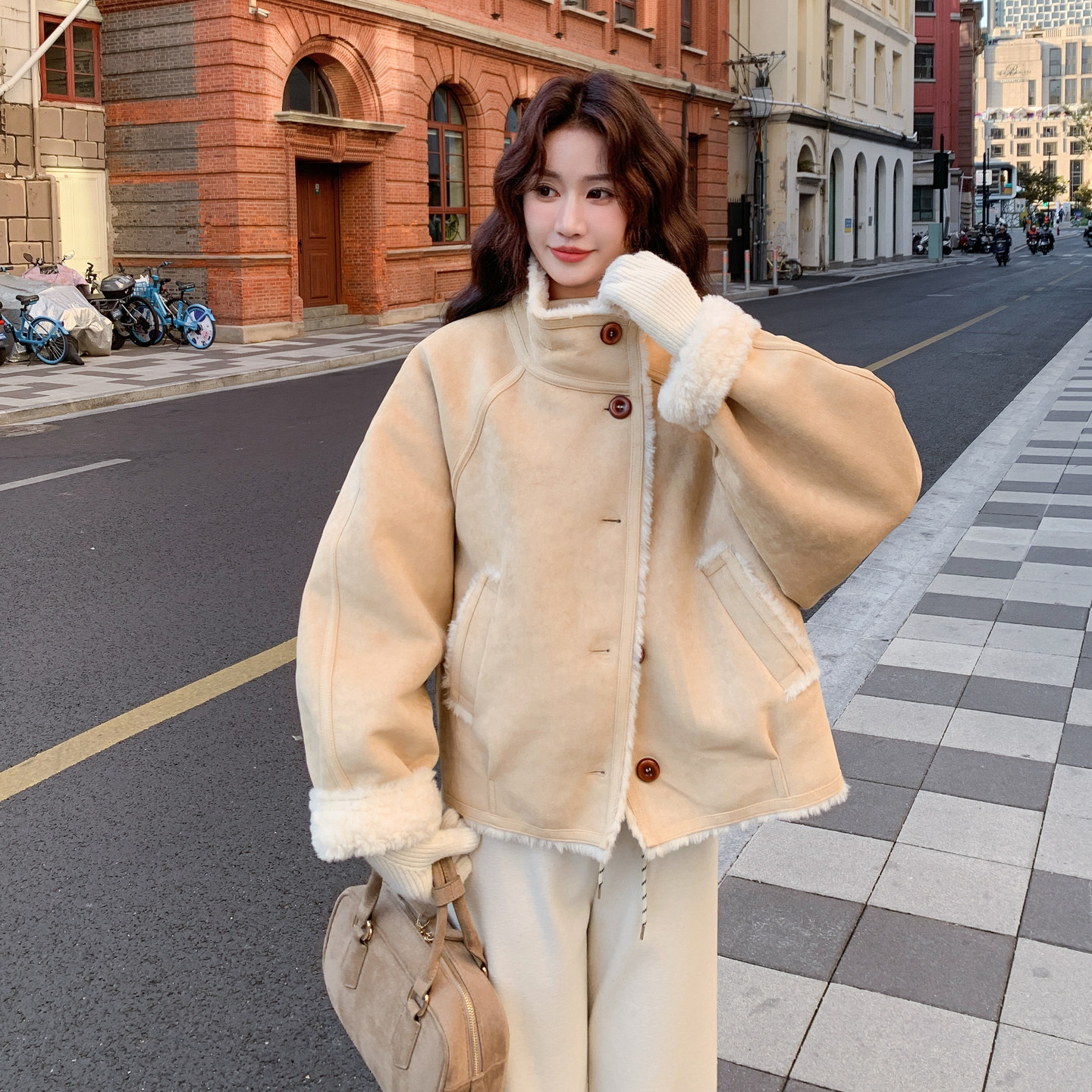黄色软糯加厚保暖皮毛一体棉服