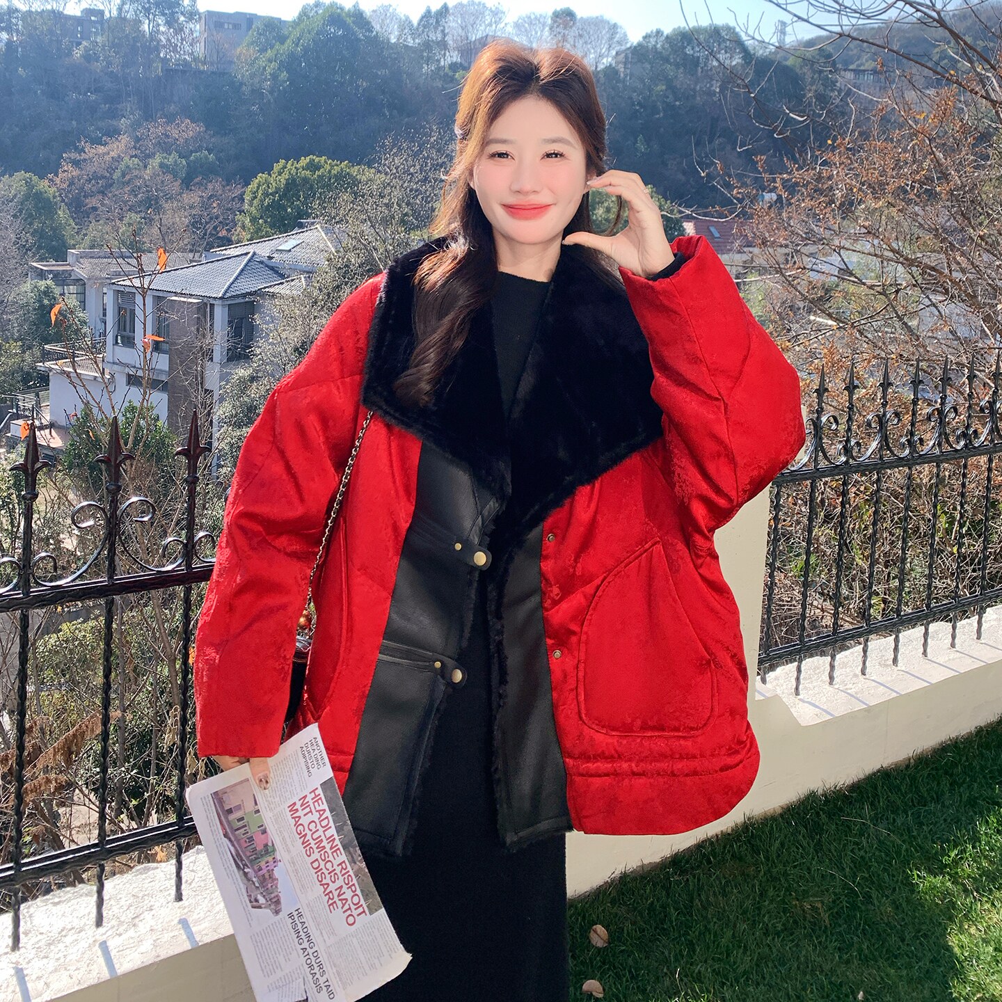 红色轻奢高级感90白鸭绒羽绒服女2025年冬季新款韩版保暖抽绳外套