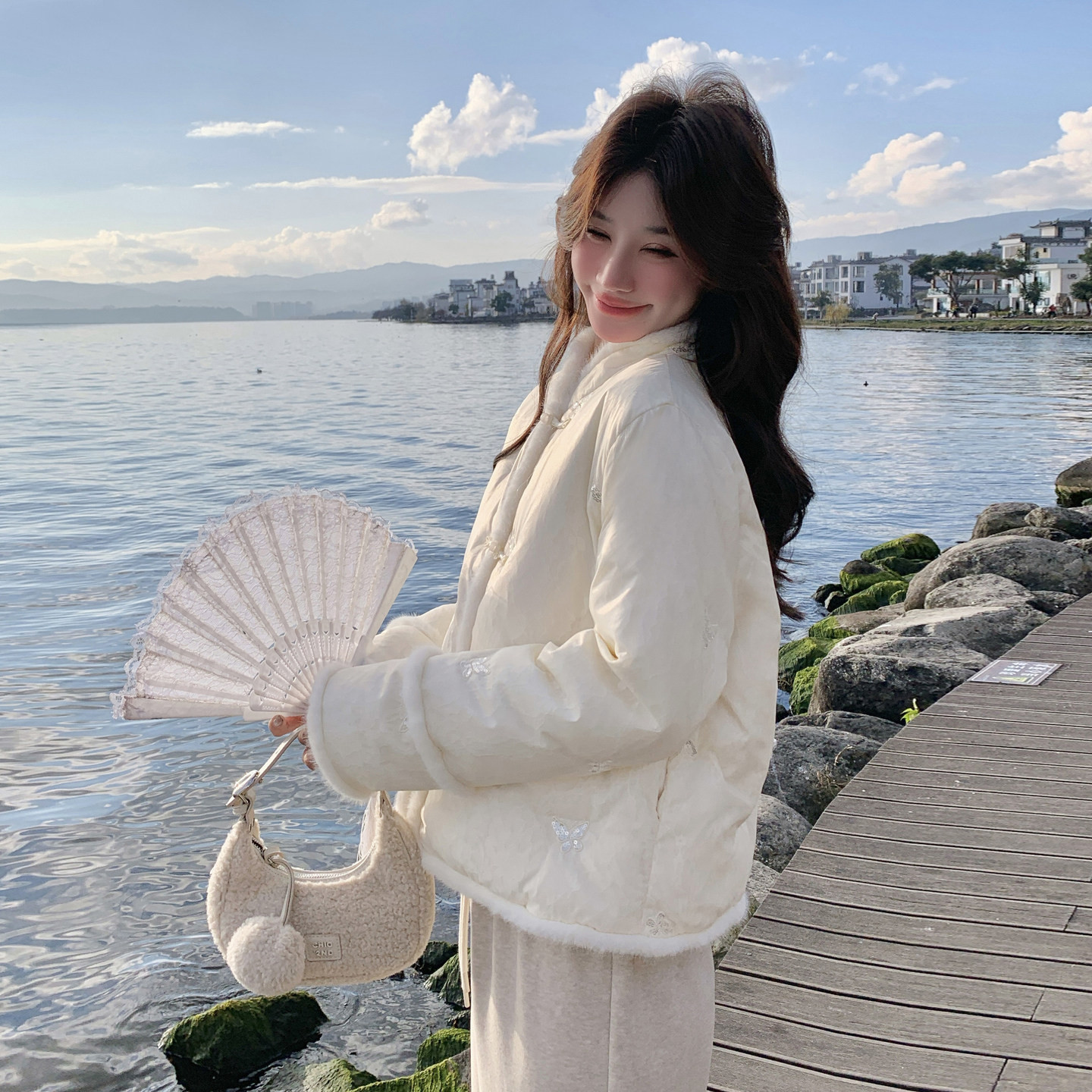 米白色新中式轻国风复古刺绣羽绒服女2025冬季新款毛绒拼接短外套