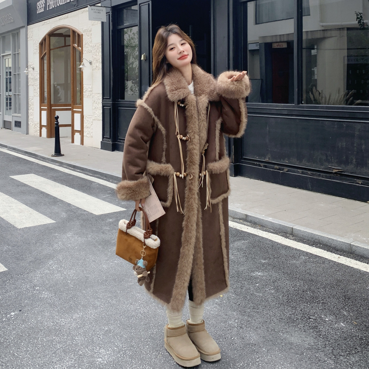 咖色轻奢高级感毛绒绒棉衣外套女2025冬季新款牛角扣皮毛一体大衣