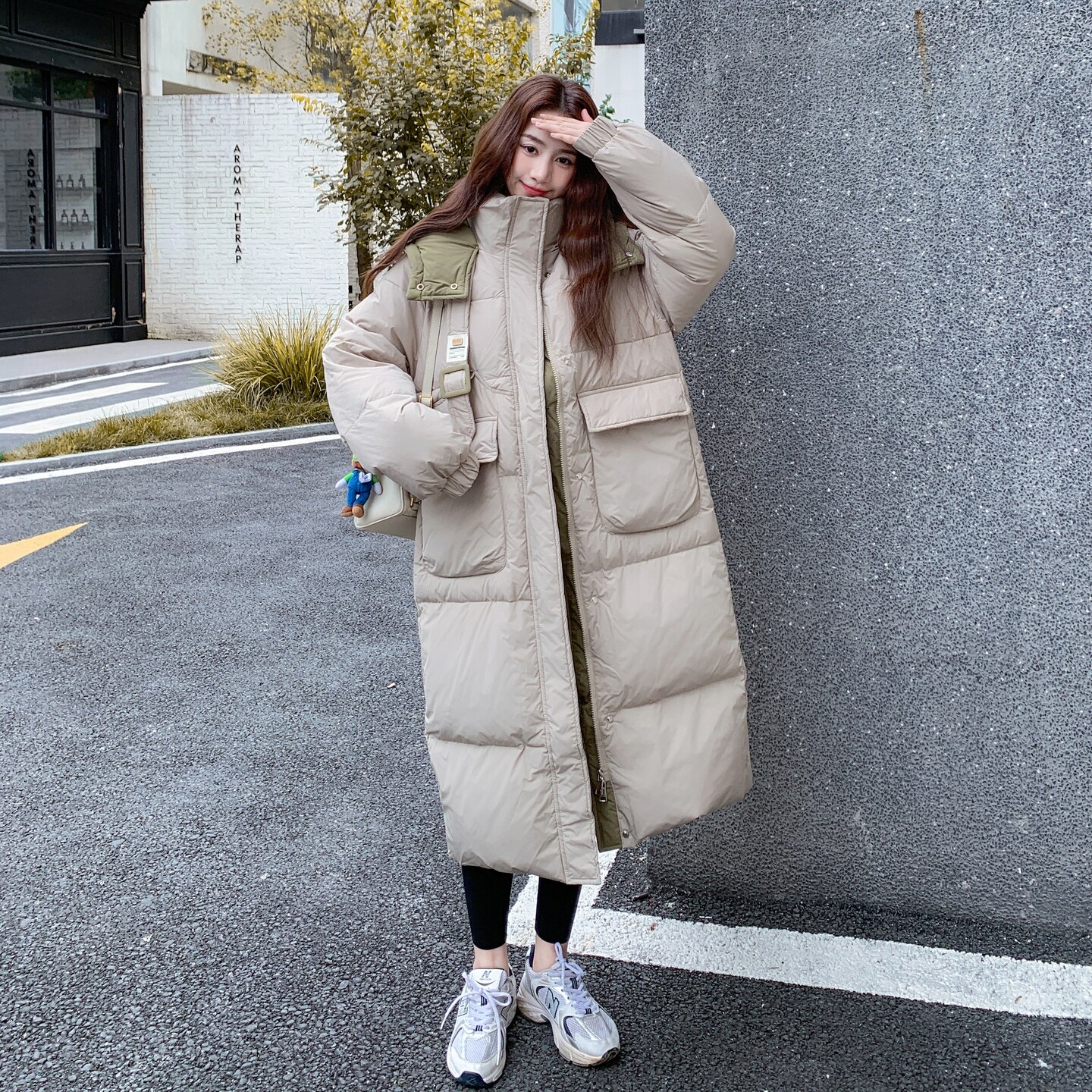 米色韩系慵懒风中长款连帽羽绒服女冬季2025年新款白鸭绒保暖外套