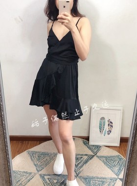 2025夏季 黑色素锦缎面吊带连衣裙V领收腰系带性感高腰通勤短裙子