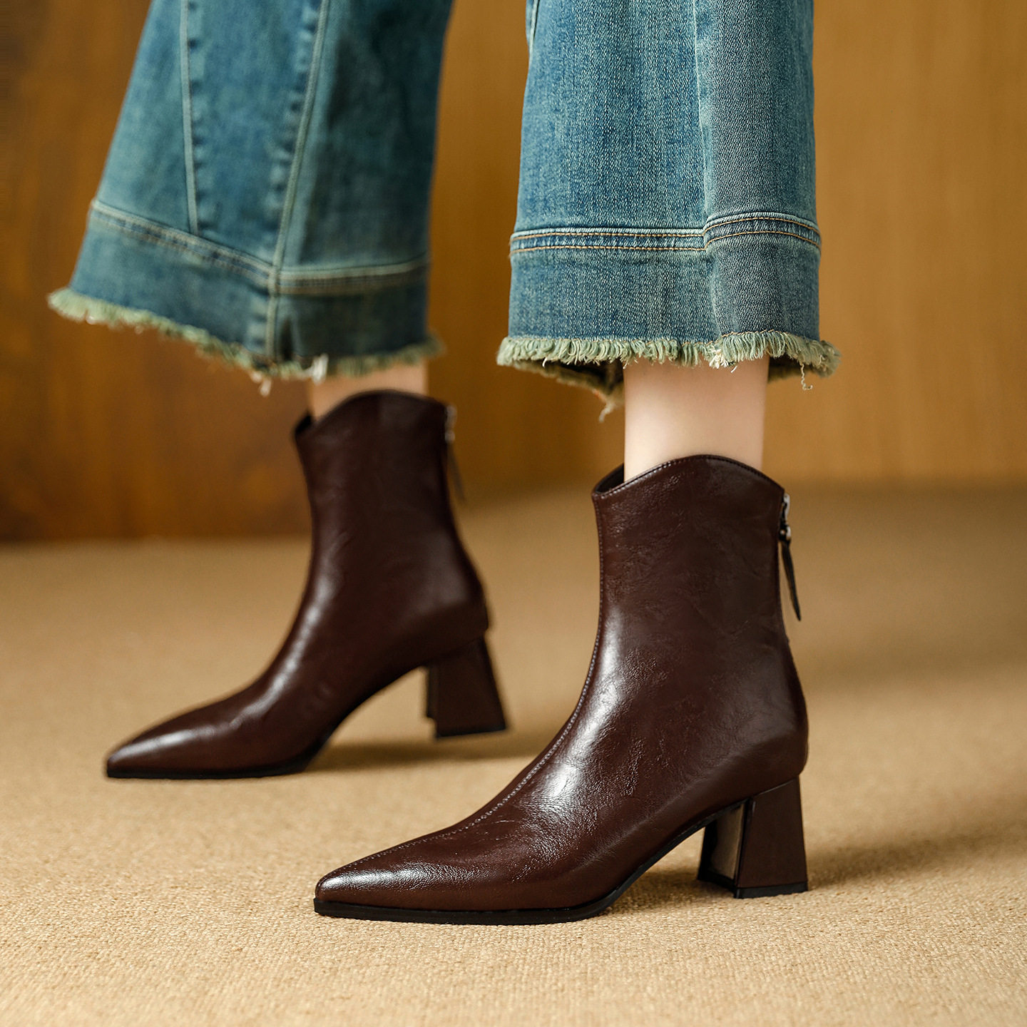 尖头高跟短靴女2026新款冬季女靴棕色粗跟中筒靴子法式显瘦小短靴