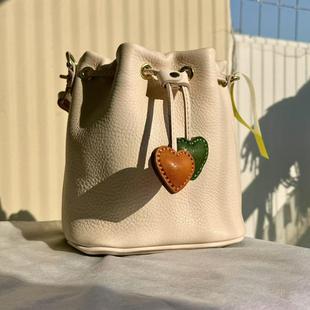 原创缩纹植鞣头层牛皮水桶包女包挎包斜跨包手工包学院风手拎包H