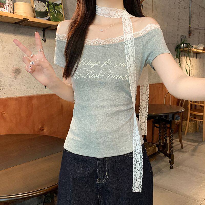 辣妹一字领斜肩蕾丝飘带字母印花短袖T恤女夏季新款褶皱掐腰上衣