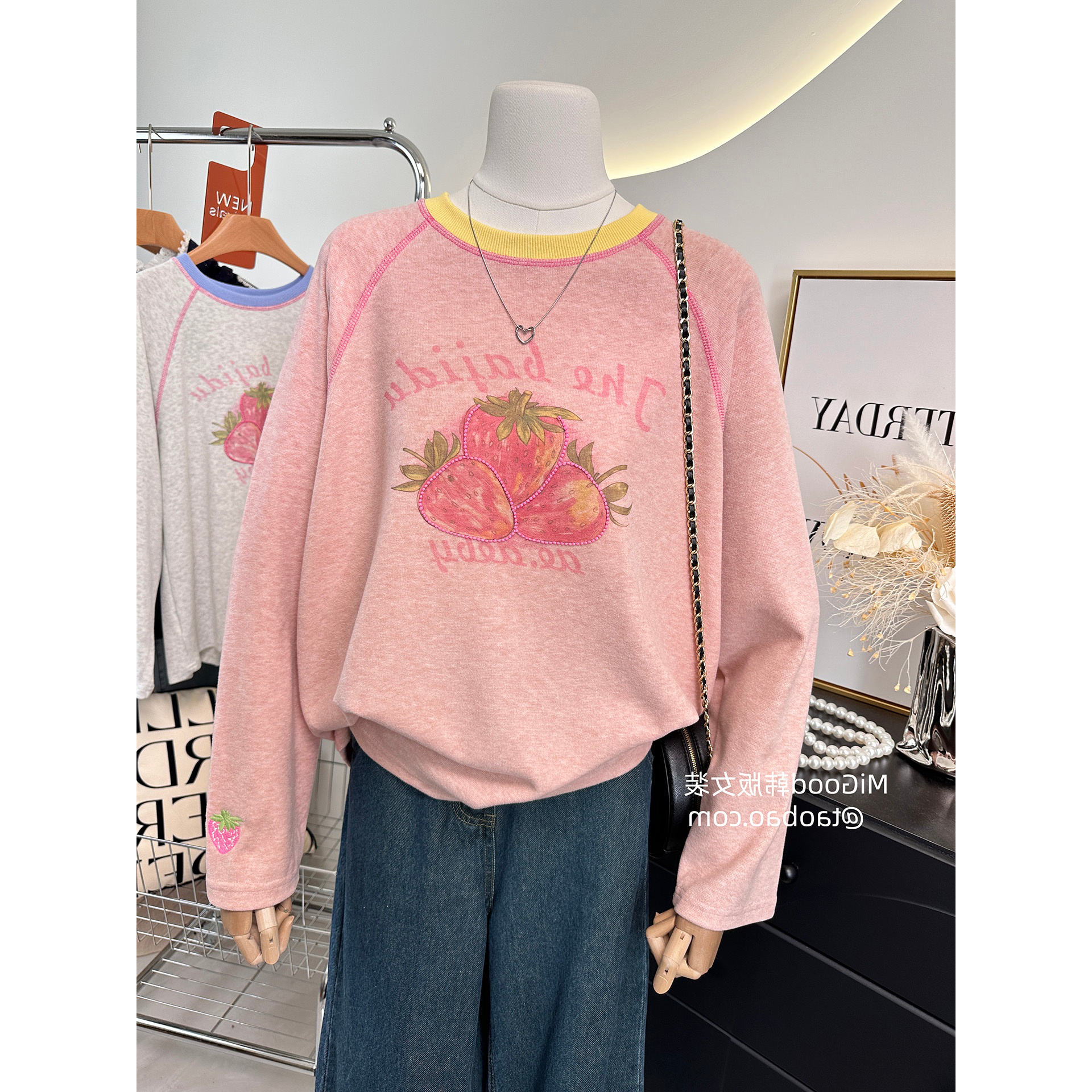 德绒磨毛2025新款甜美草莓刺绣印花洋气拼色圆领宽松t恤女长袖秋