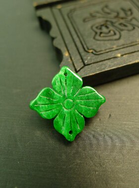 #E879满色辣绿天然A货翡翠四叶草 两边孔