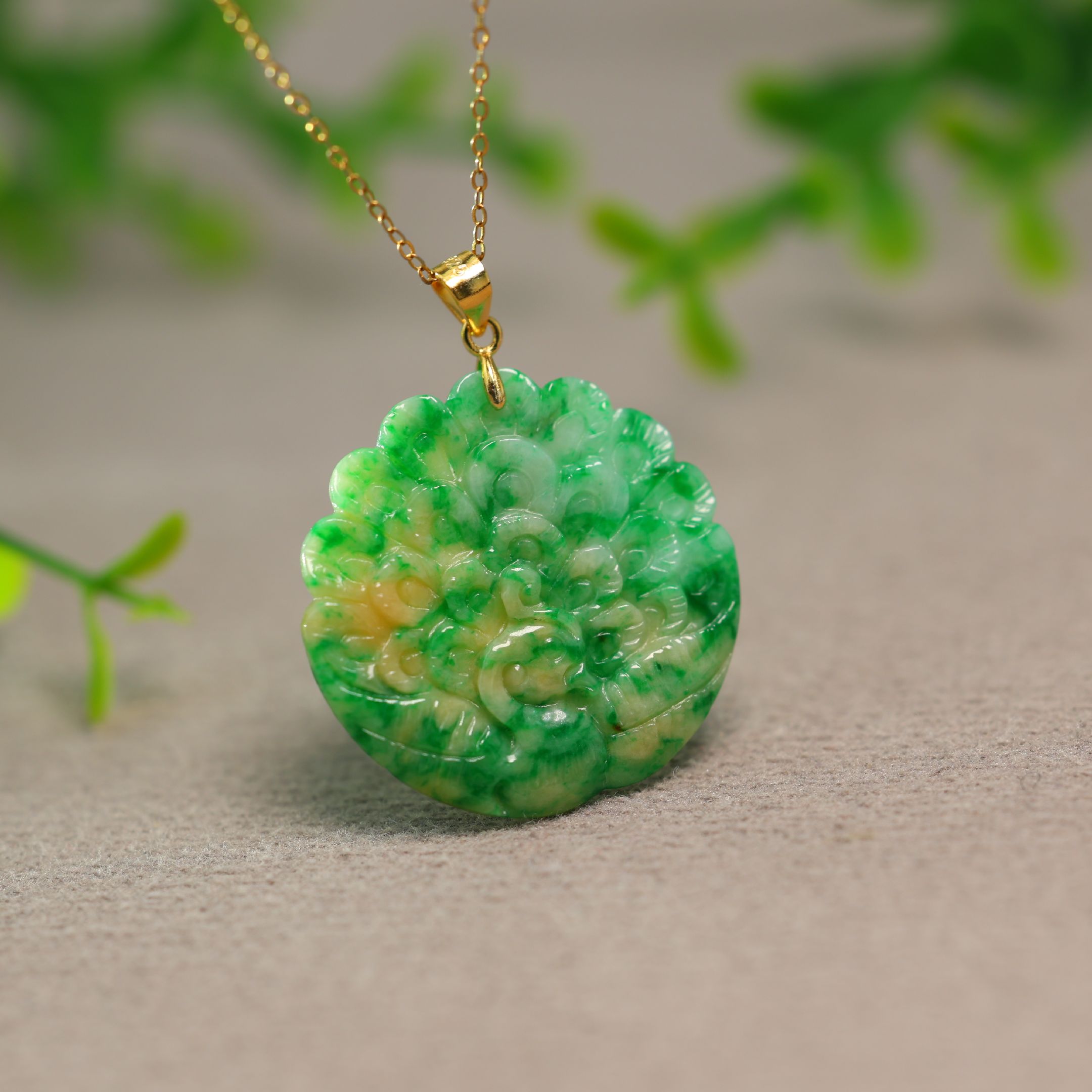翡翠孔雀开屏圆形雕花锁骨吊坠