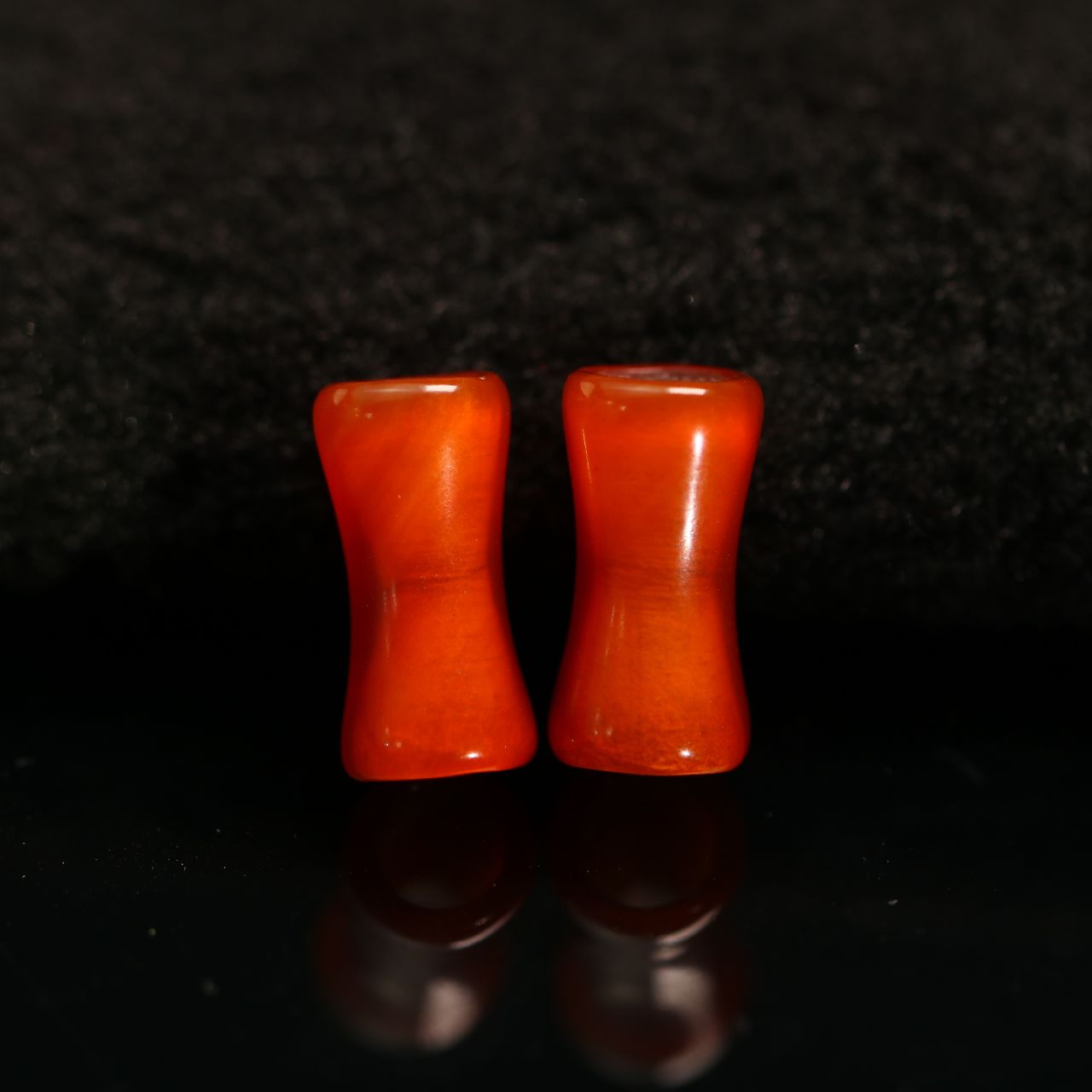 一对红色天然老玛瑙管珠桶珠