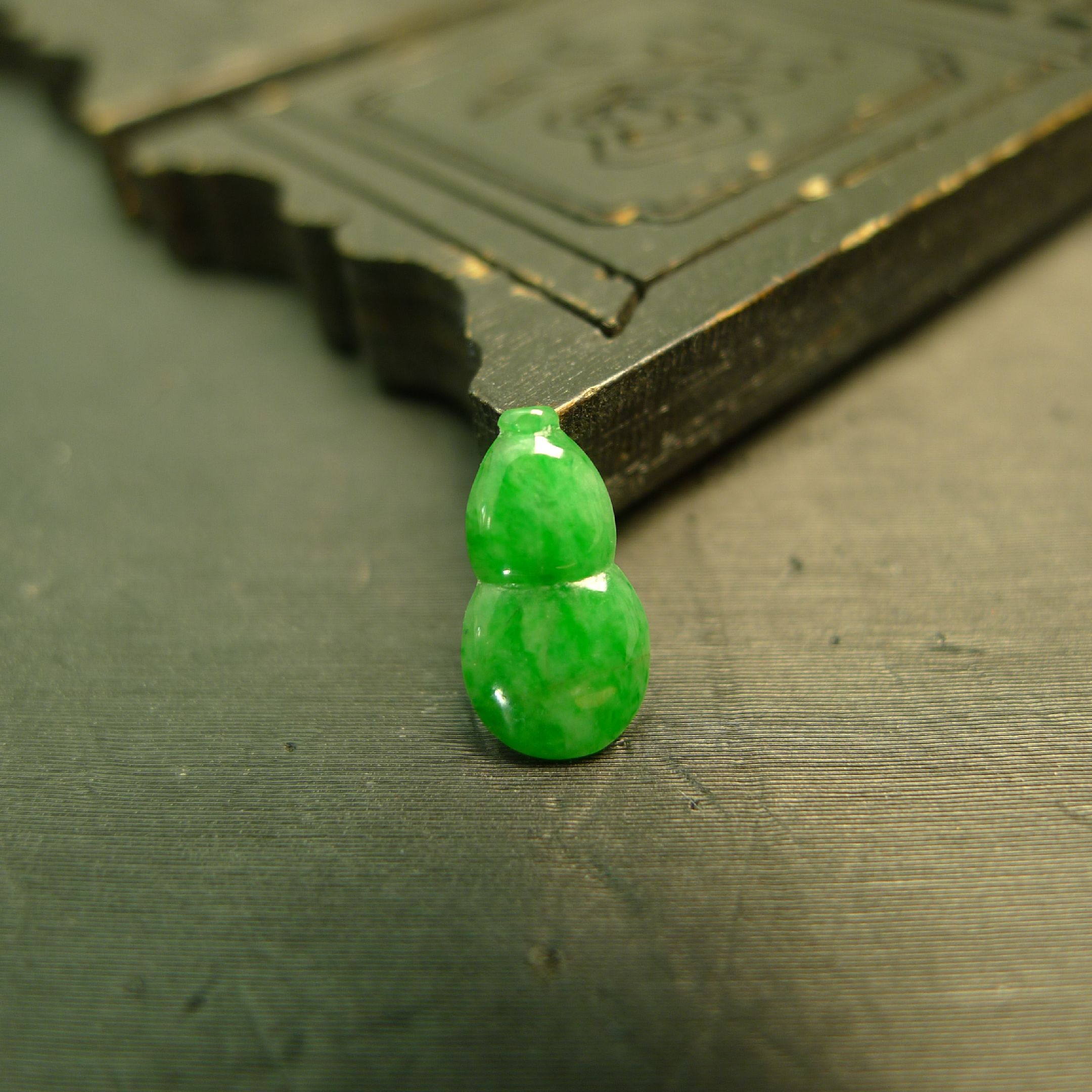 辣绿缅甸天然A货翡翠葫芦戒面