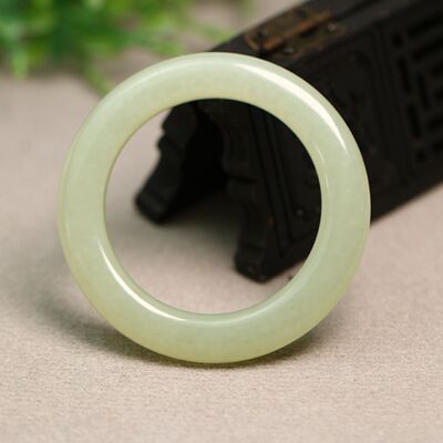 老和田白玉袈裟环吊坠