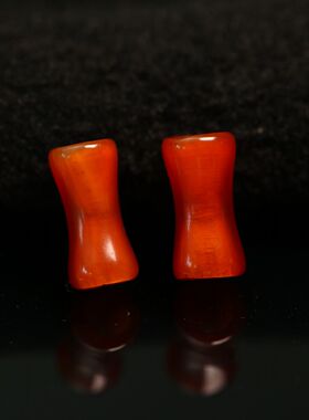 #B552一对红色天然老玛瑙管珠