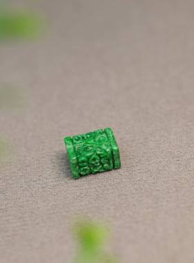 #K078满色辣绿缅甸天然A货翡翠方形雕花桶珠
