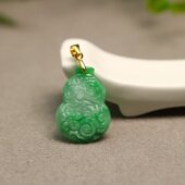 D631糯底飘阳绿天然A货翡翠雕花葫芦锁骨吊坠