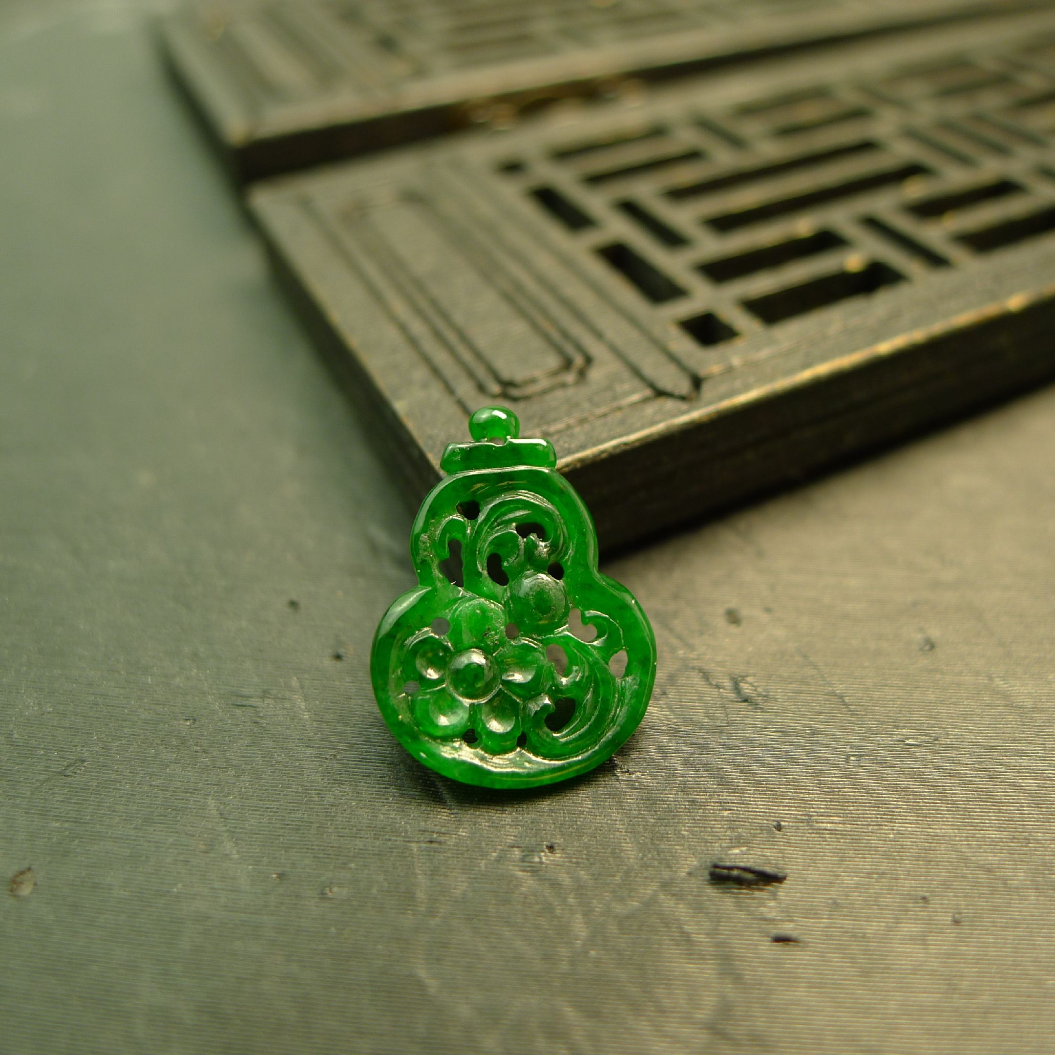 天然A货翡翠镂空雕花葫芦戒面