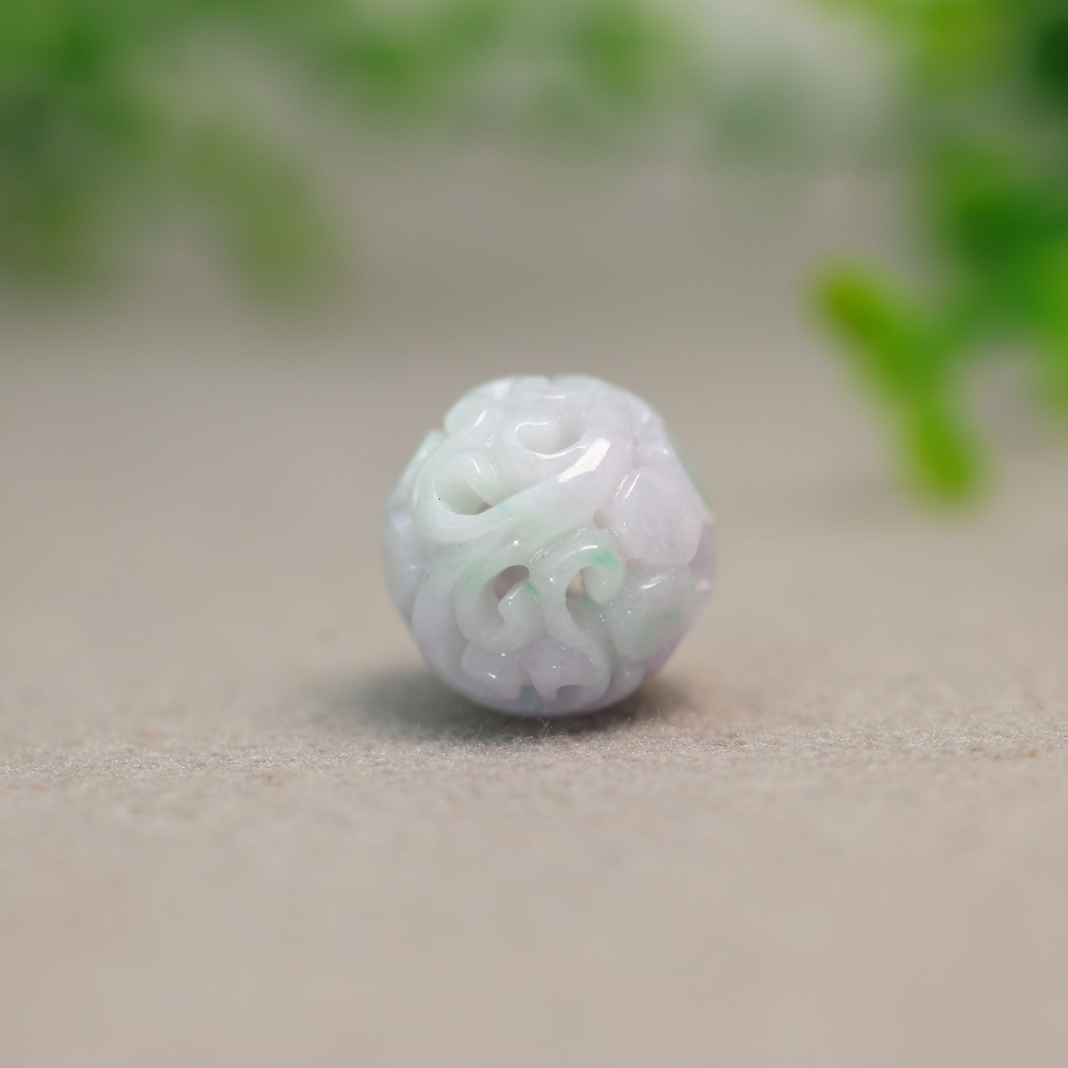 天然A货翡翠镂空雕花珠子