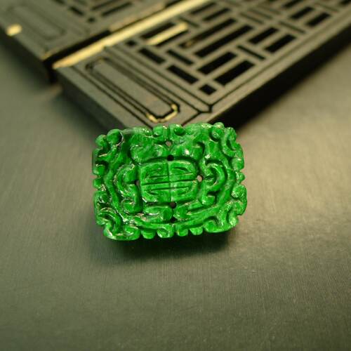 天然A货翡翠双龙捧寿背云