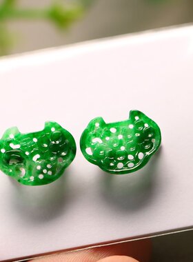 #E333 辣绿天然A货翡翠镂空雕花小锁耳坠花片