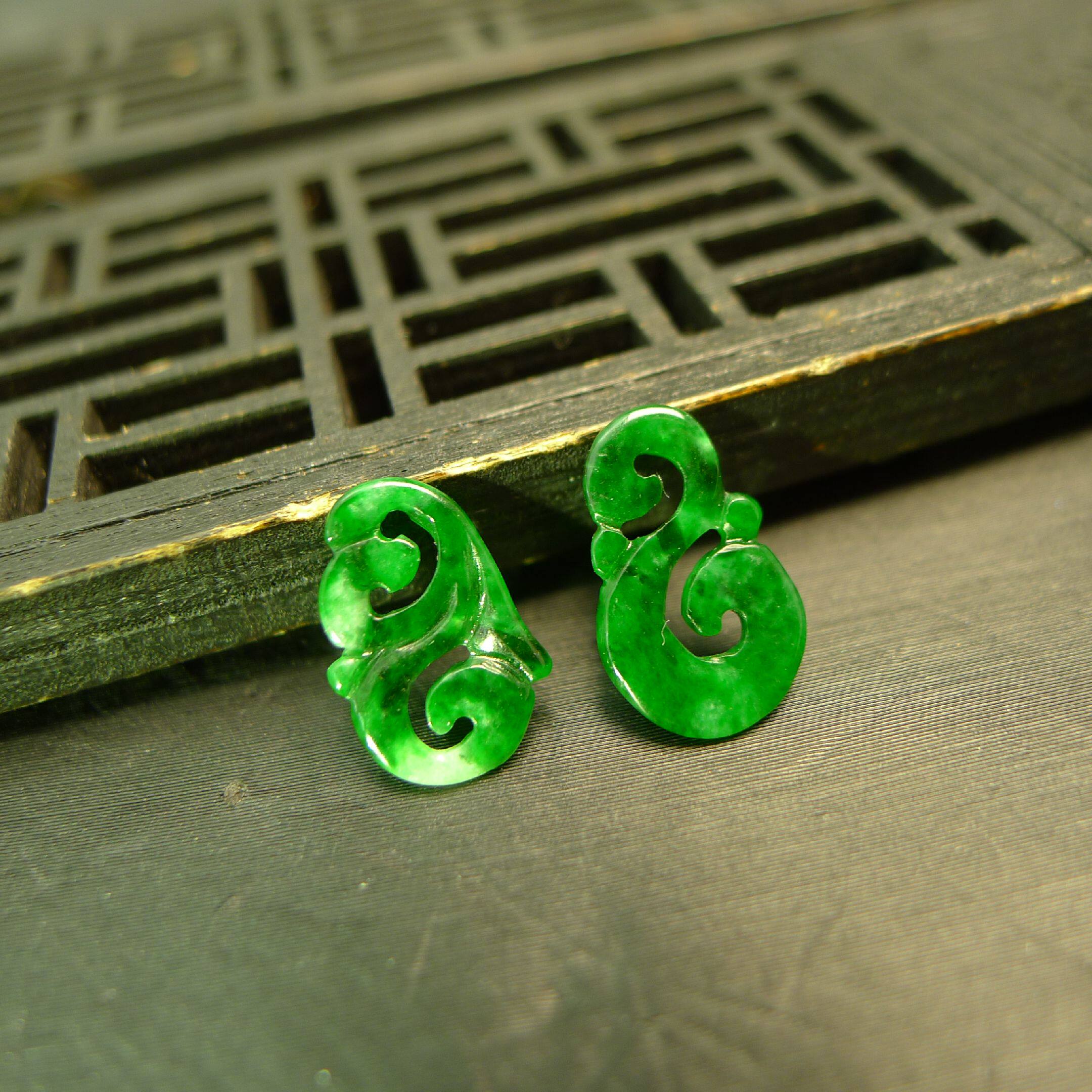 #G439一对辣绿缅甸天然A货翡翠镂空龙纹耳坠花片裸石