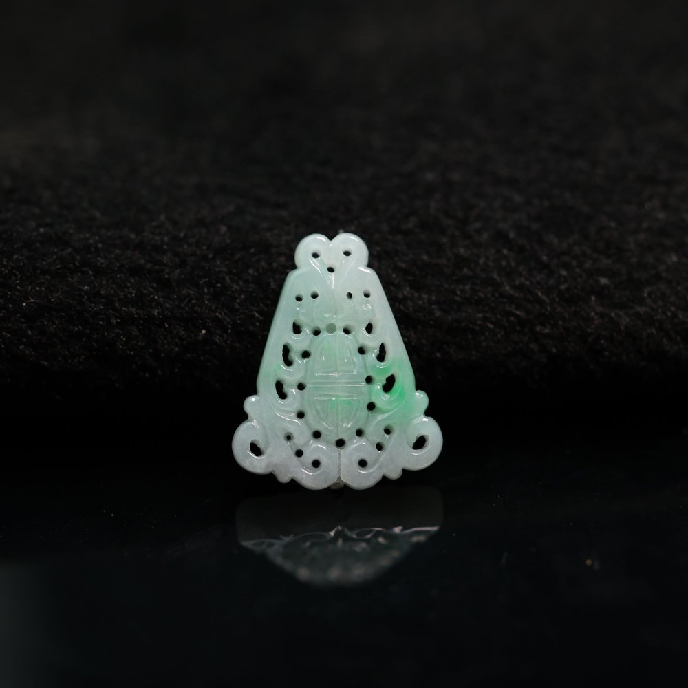 飘绿花天然A货翡翠三角形背云