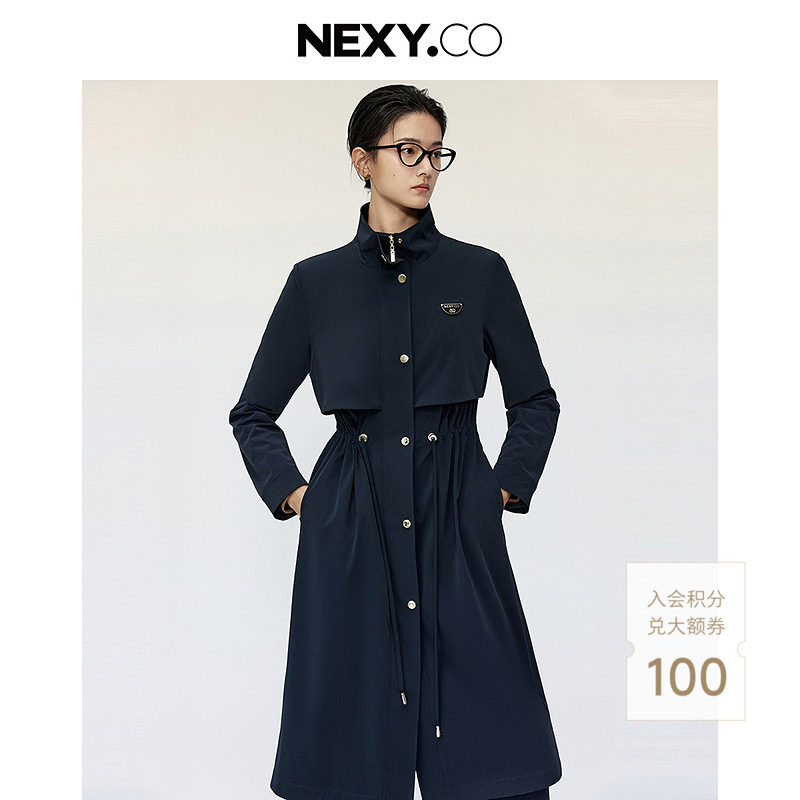NEXY.CO/奈蔻商场同款2025年春季抽绳式收腰修身中长款风衣外套女