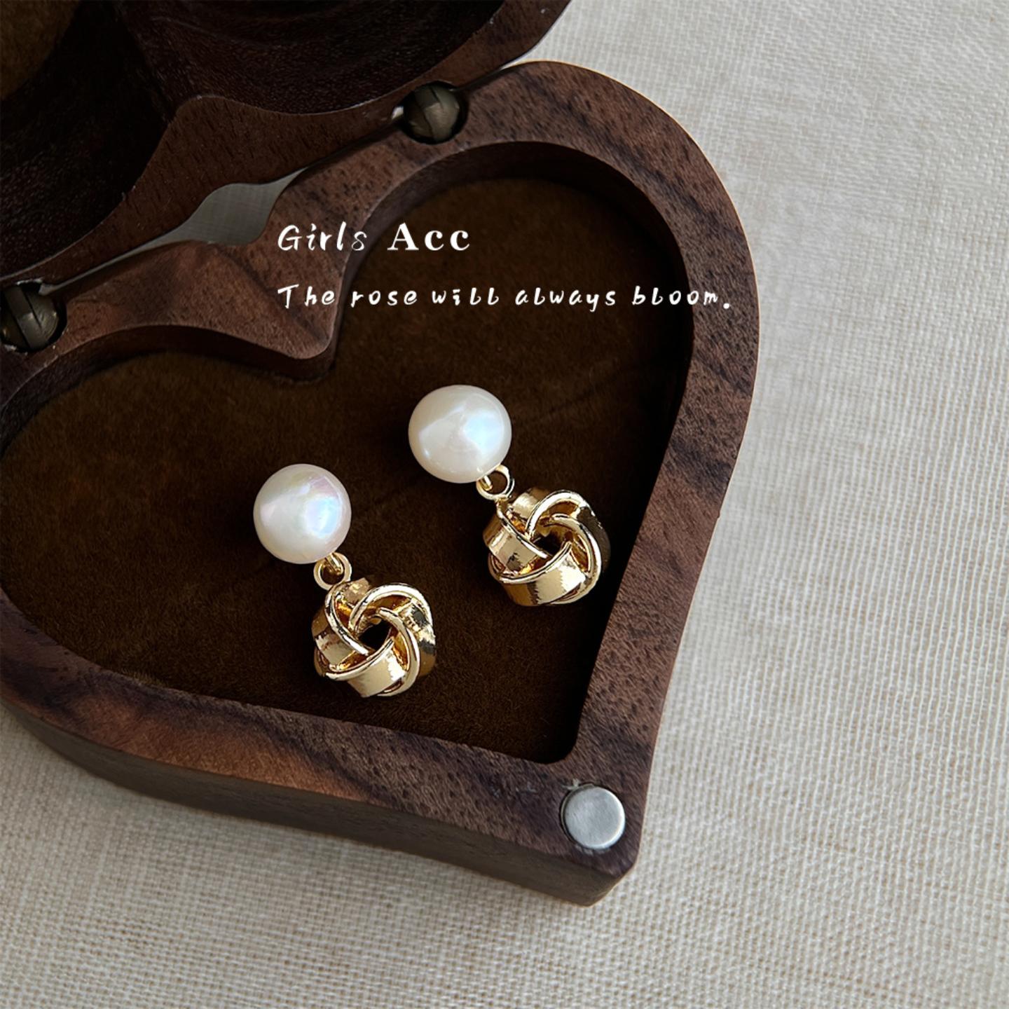 时尚通勤淡水珍珠耳钉女设计感