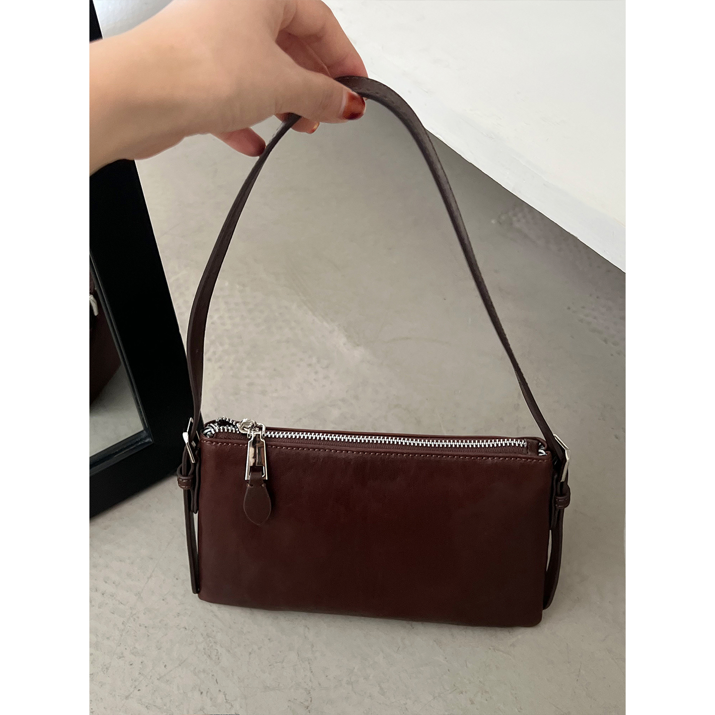 植鞣头层牛皮极简迷你斜挎手机包