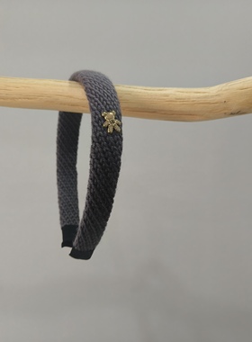 是Alice。灰色小熊毛线发箍handmade发饰#114