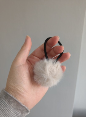 是Alice。秋冬毛绒球球仿皮草发圈发绳发饰#28米灰色