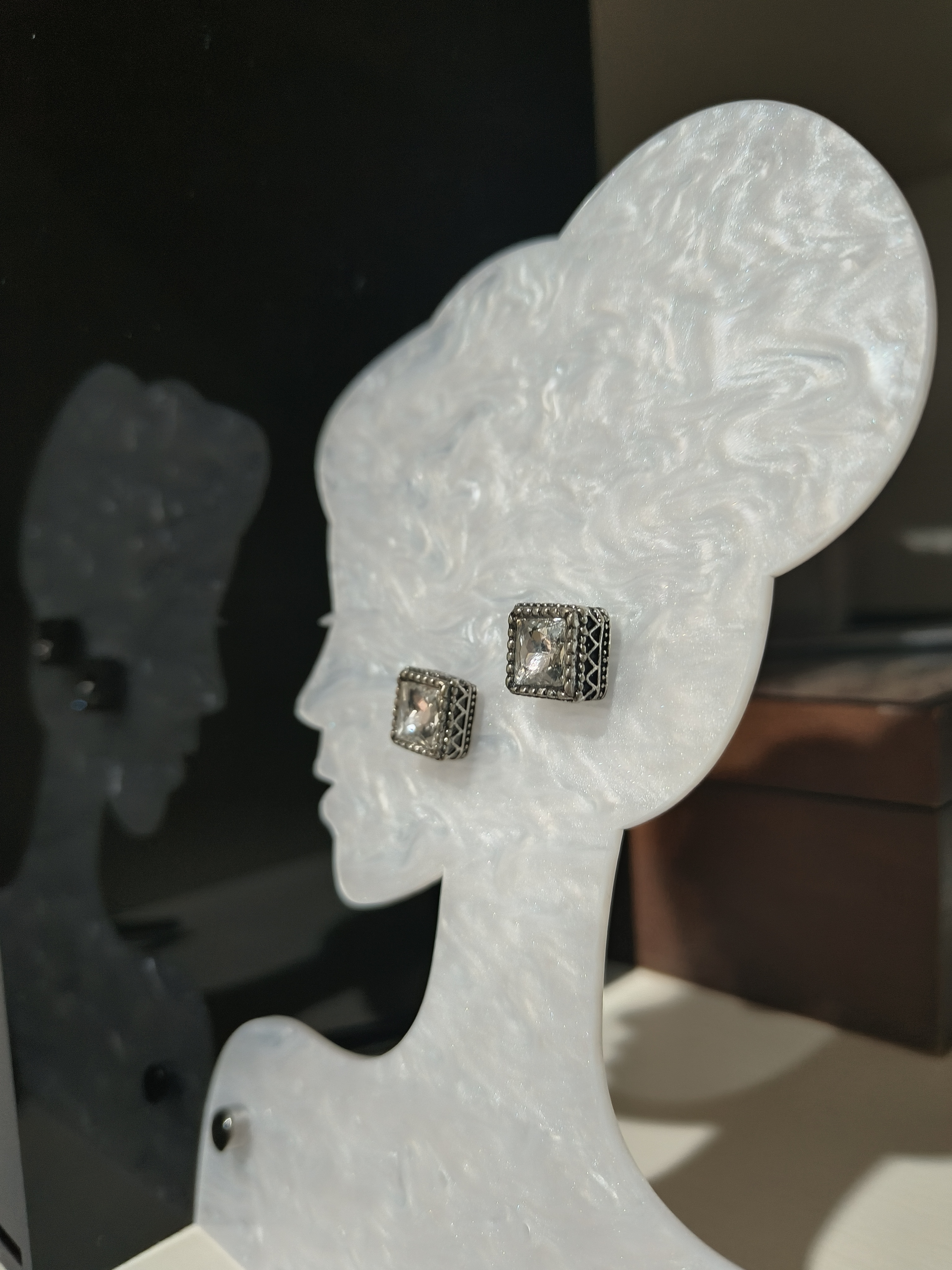 是Alice。复古首饰系列#01方形镶钻耳钉