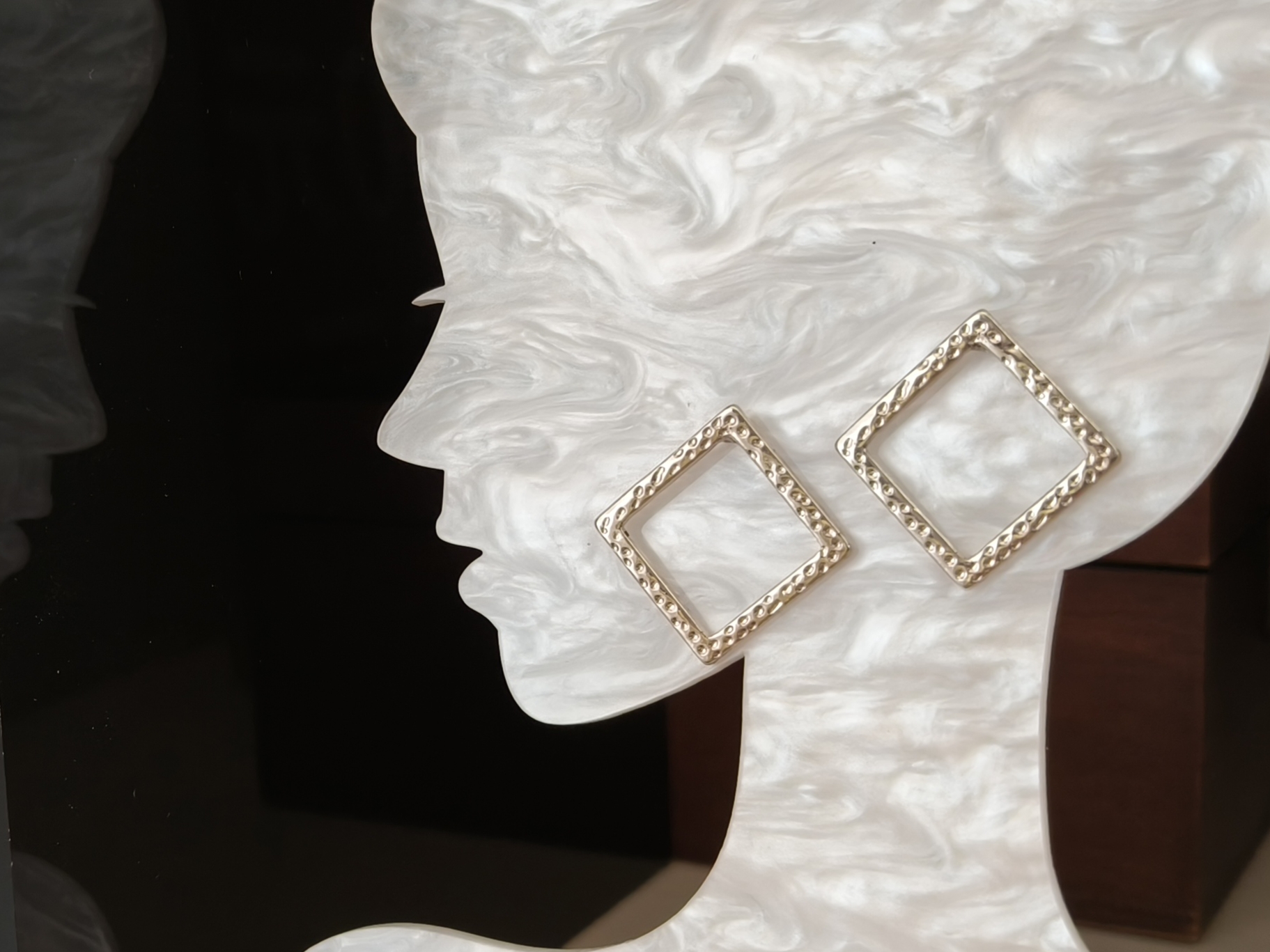 是Alice。镂空几何形银色耳钉