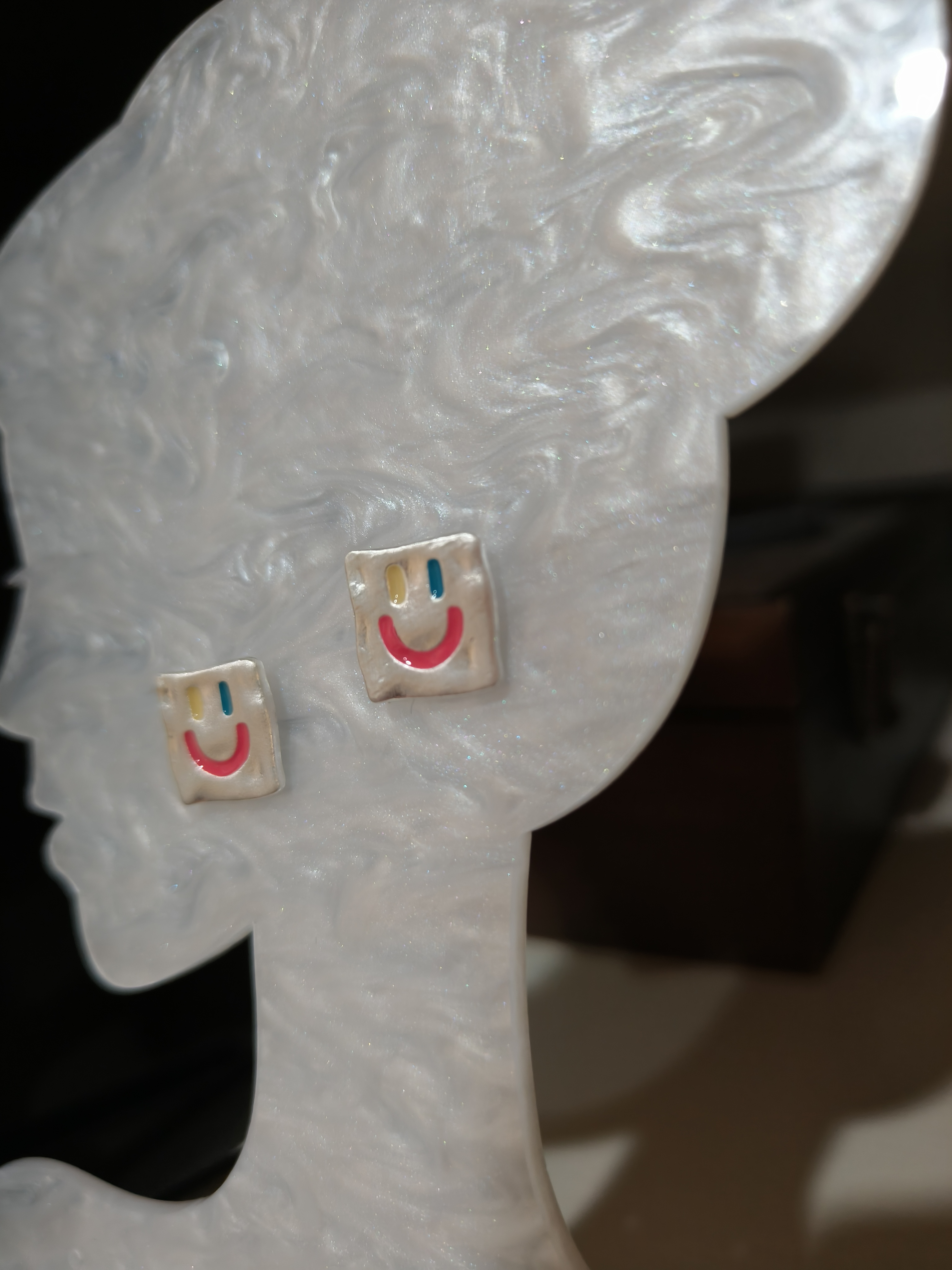 是Alice。多巴胺笑脸银色方形耳钉