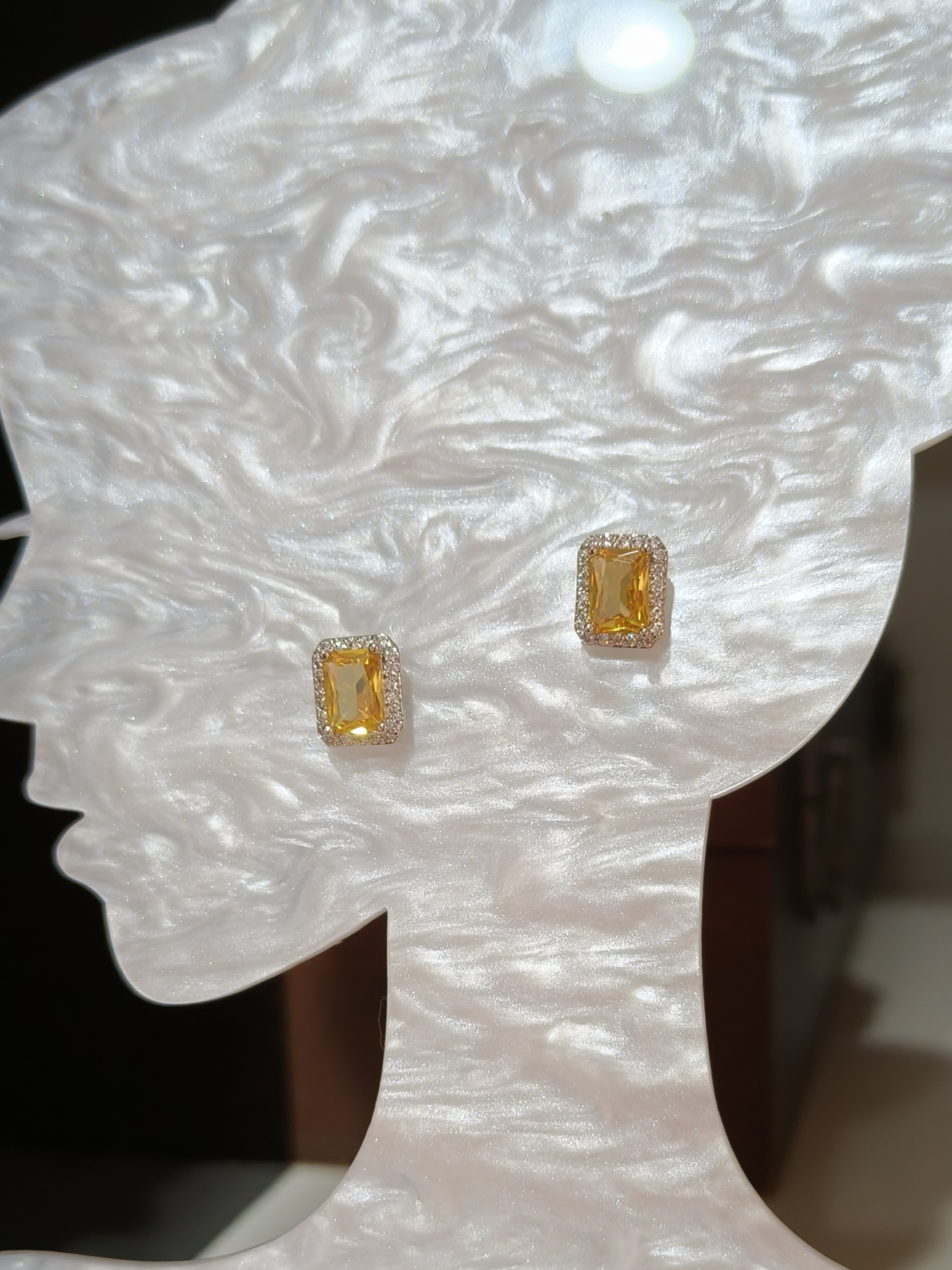 是Alice。《美女与野兽》黄钻微镶钻简洁耳钉