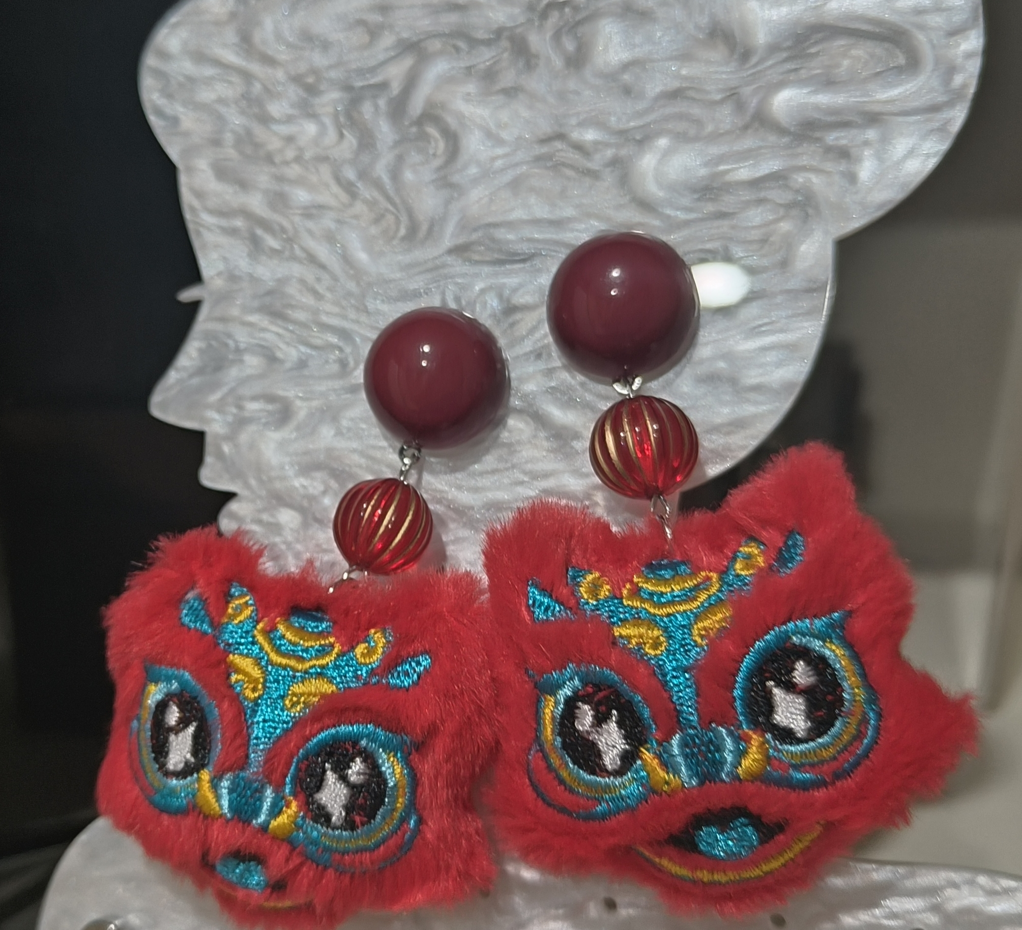 是Alice。喜庆红色中国年立体毛绒刺绣耳钉