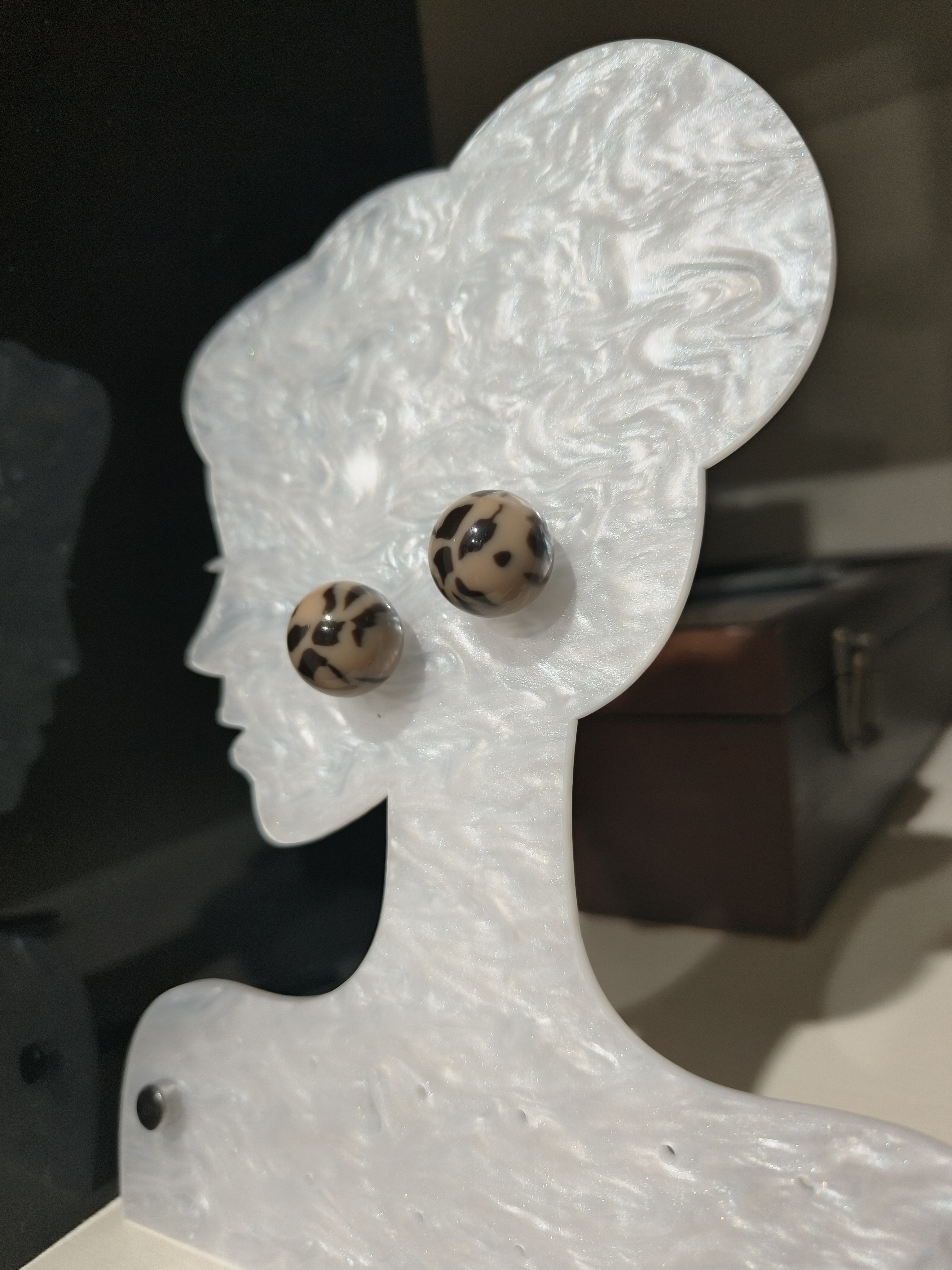 是Alice。美拉德色珍珠奶茶手作耳钉