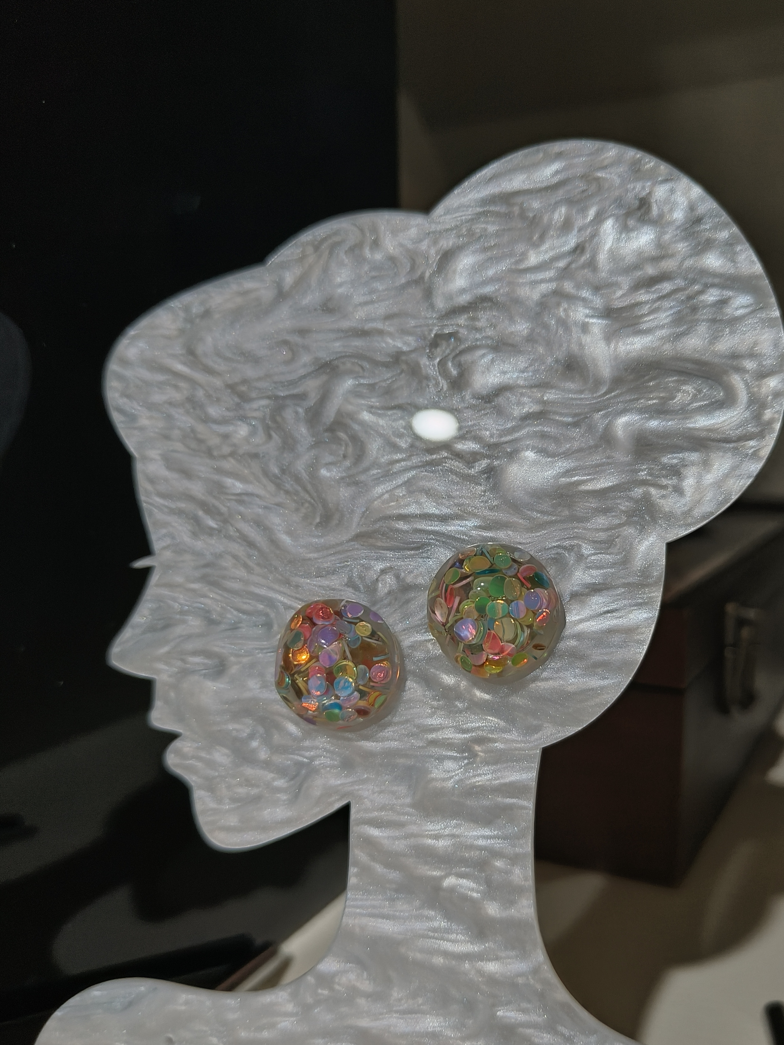 是Alice。缤纷幻影淡彩色圆形手作耳钉