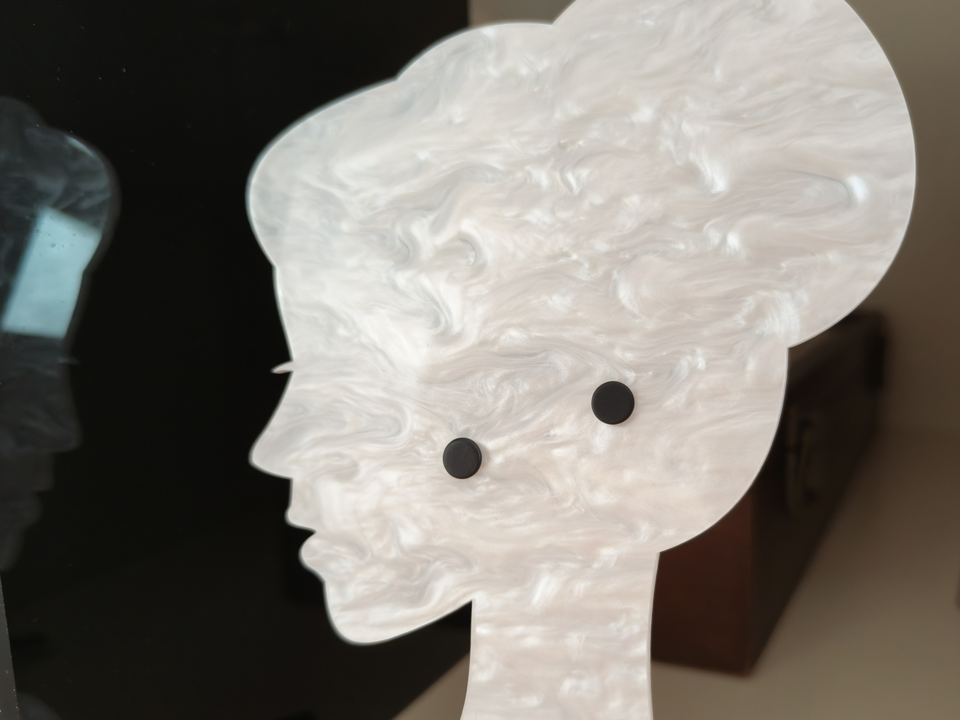 是Alice。圆形漆面金属耳钉日常百搭黑色