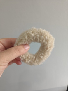 是Alice 仿皮草米灰色发圈发饰