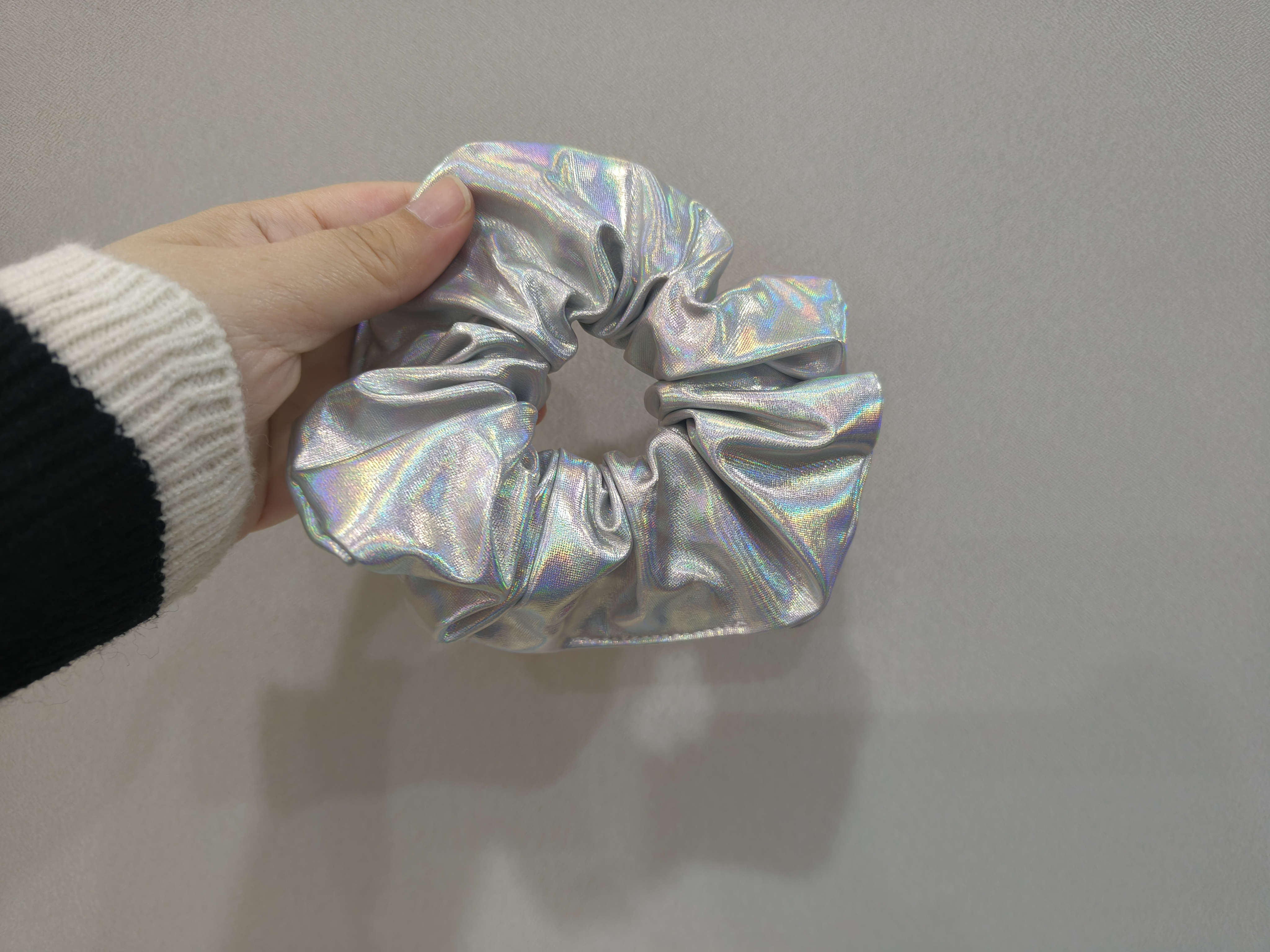 是Alice。韩国发饰镭射光银色handmade大肠圈发圈潮流时尚