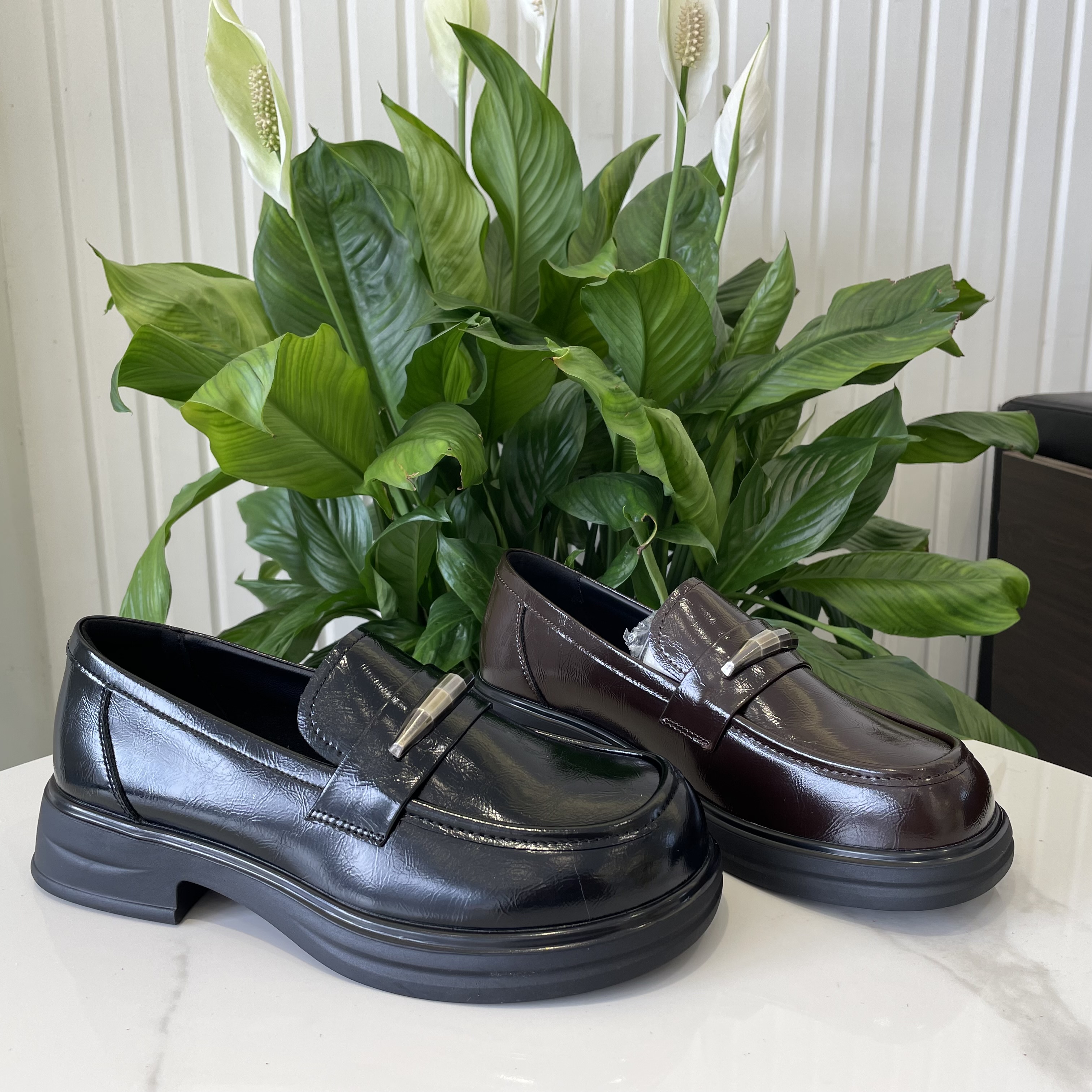 漆皮浅口圆头乐福鞋女2025秋季新款轻便不累脚一脚蹬英伦风女单鞋