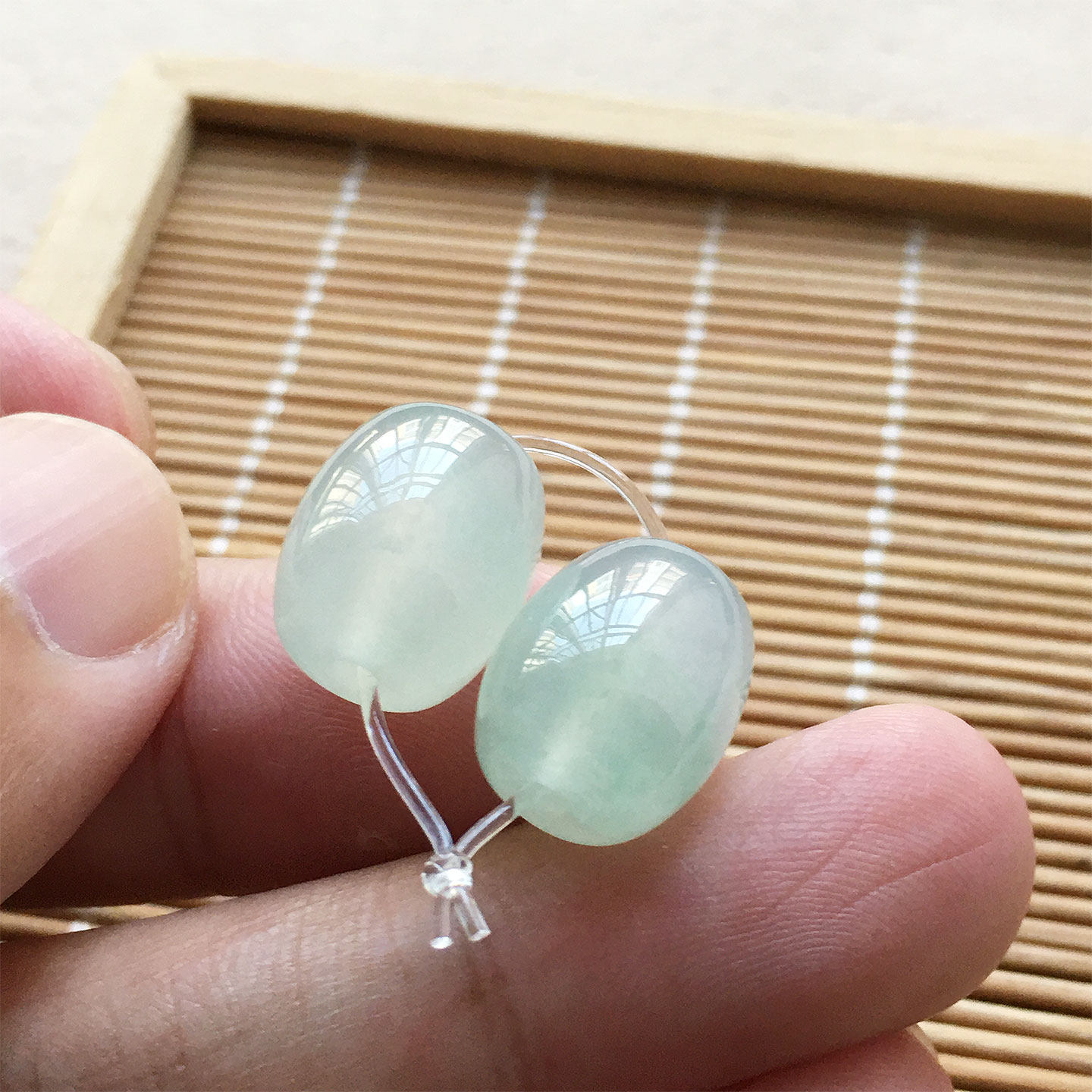 缅甸翡翠冰种浅绿色玉路路通吊坠配珠老种a货冰透水润玉桶珠一对