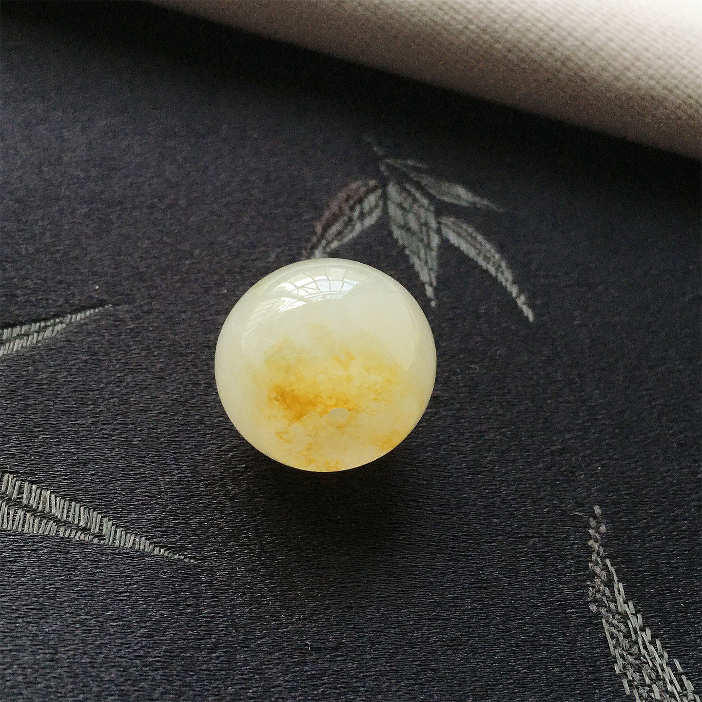 冰透水润明黄色玉转运珠挂件