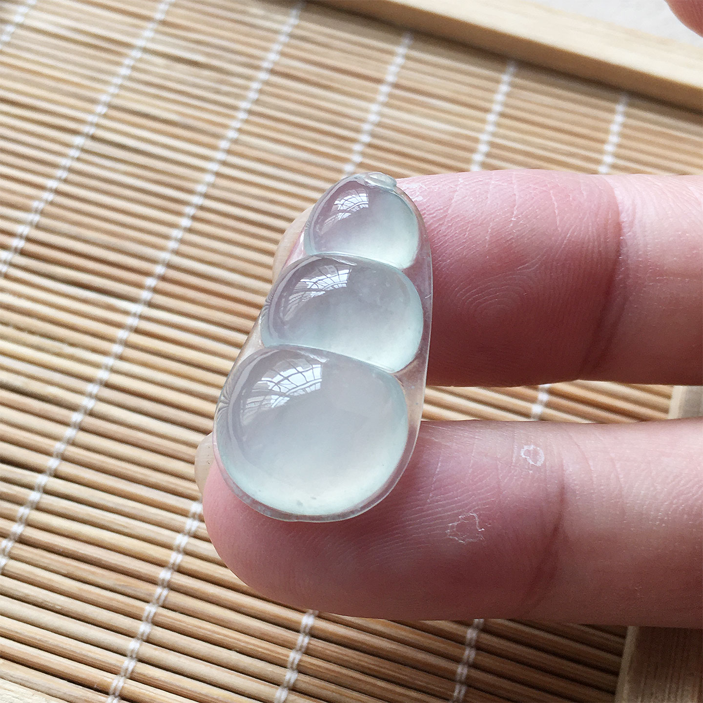 翡翠高冰种纯净玉福豆吊坠