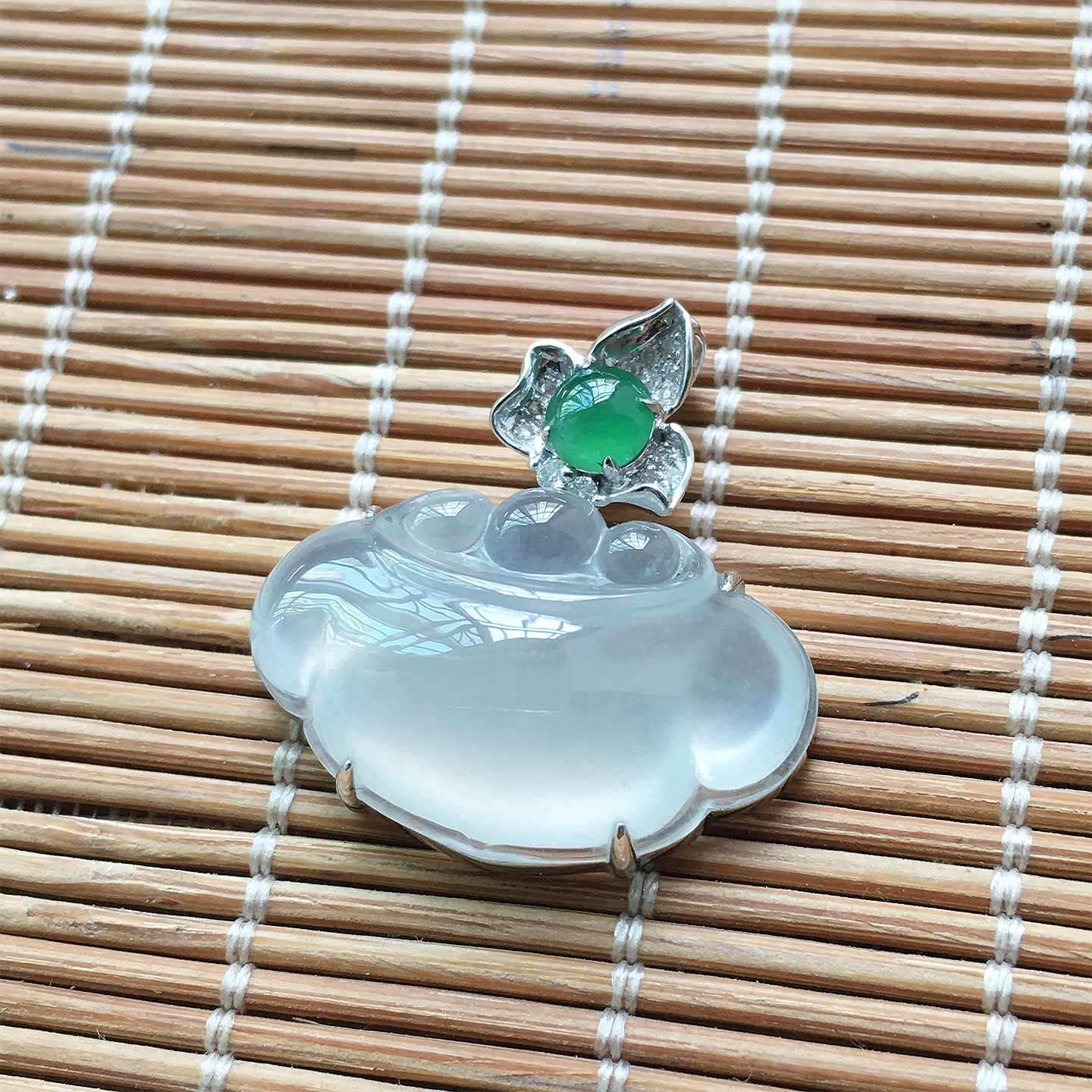 缅甸翡翠玻璃种纯净玉如意吊坠