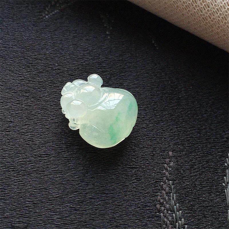 缅甸翡翠冰种飘翠绿色玉生肖猪吊坠老种a货冰透水润属相珠发财猪
