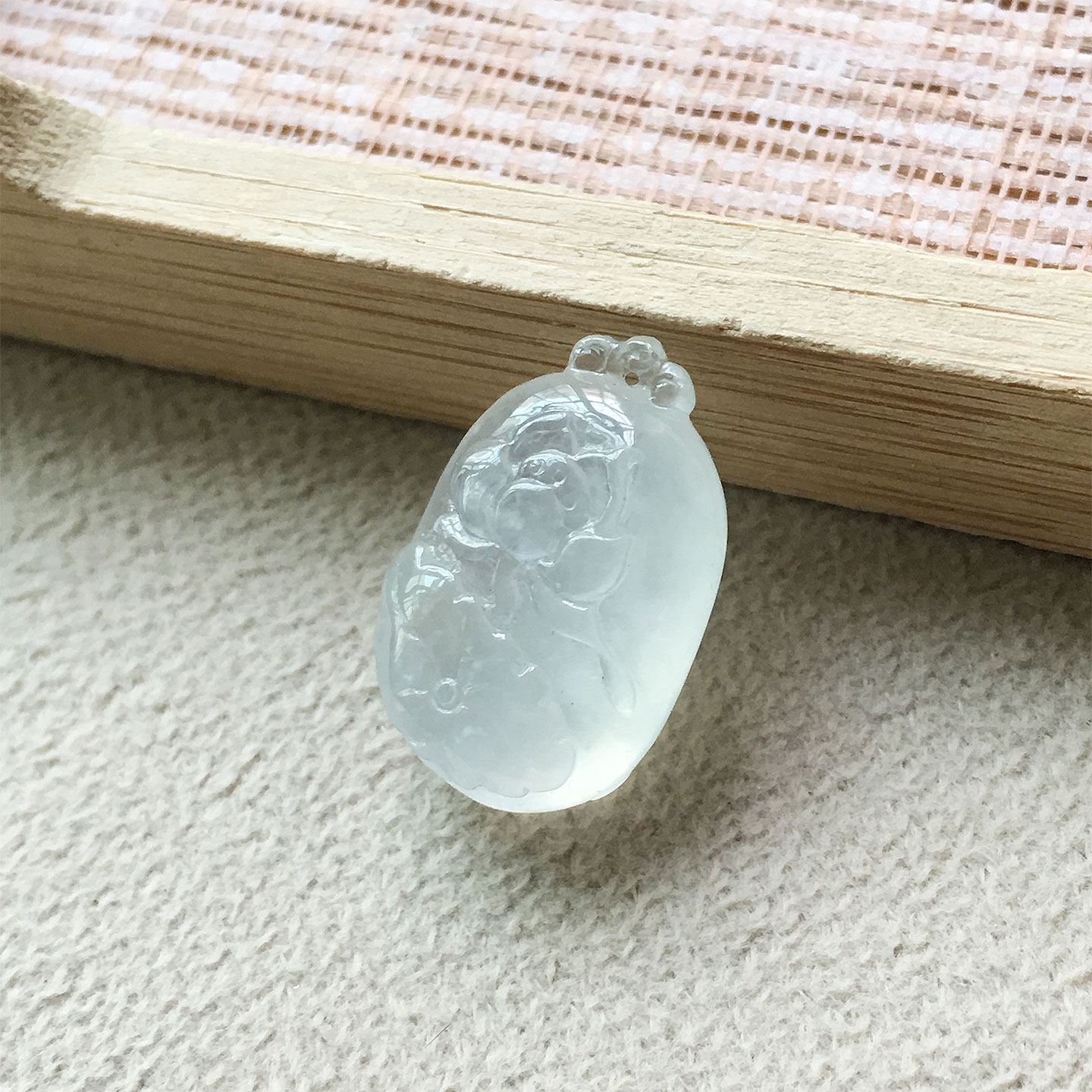 A货缅甸冰种翡翠莲花吊坠