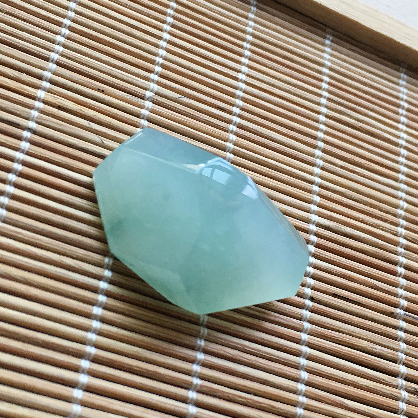 缅甸翡翠冰种浅绿色随型裸石