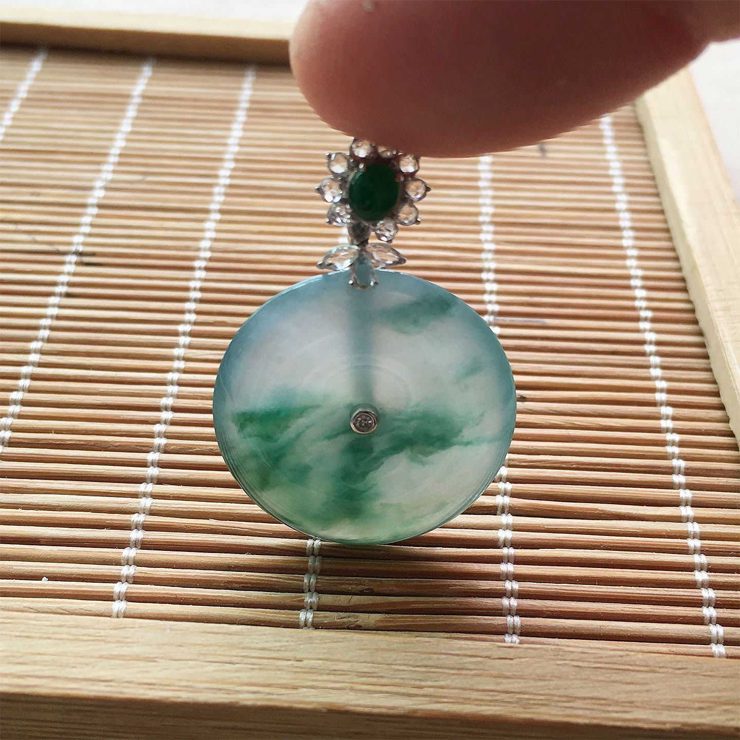 缅甸翡翠冰种飘蓝花平安扣吊坠女款老种a货冰润细腻玉扣18K金镶嵌