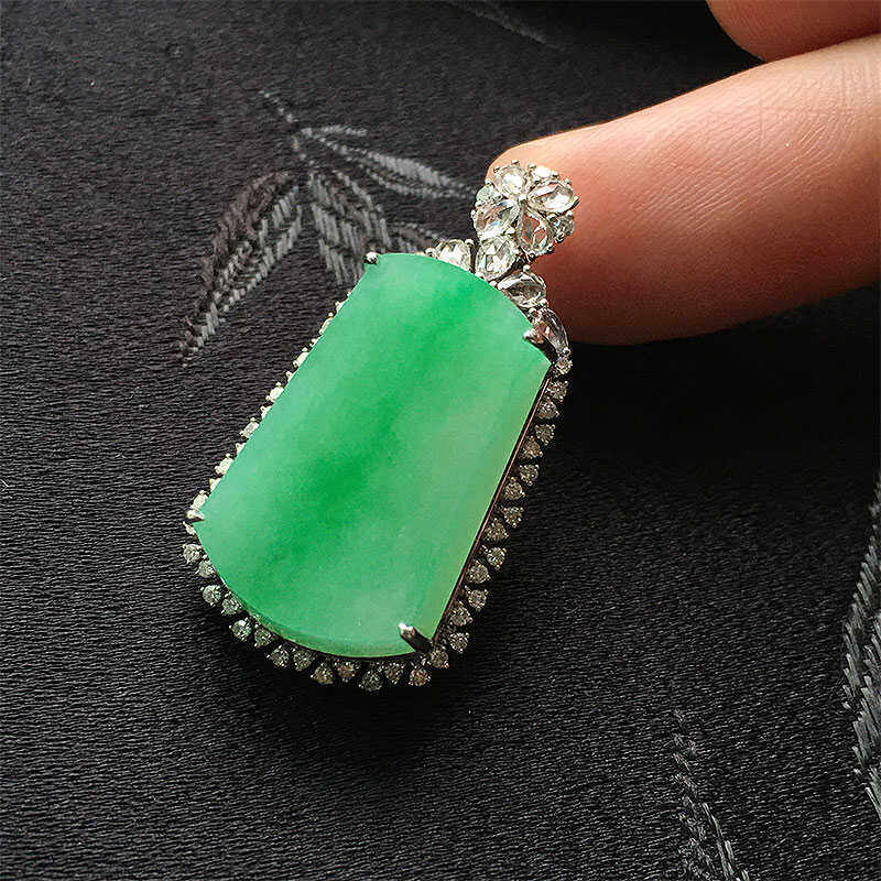 缅甸翡翠冰种翠绿色无事牌吊坠18K金镶嵌女款玉平安牌挂件阳绿色